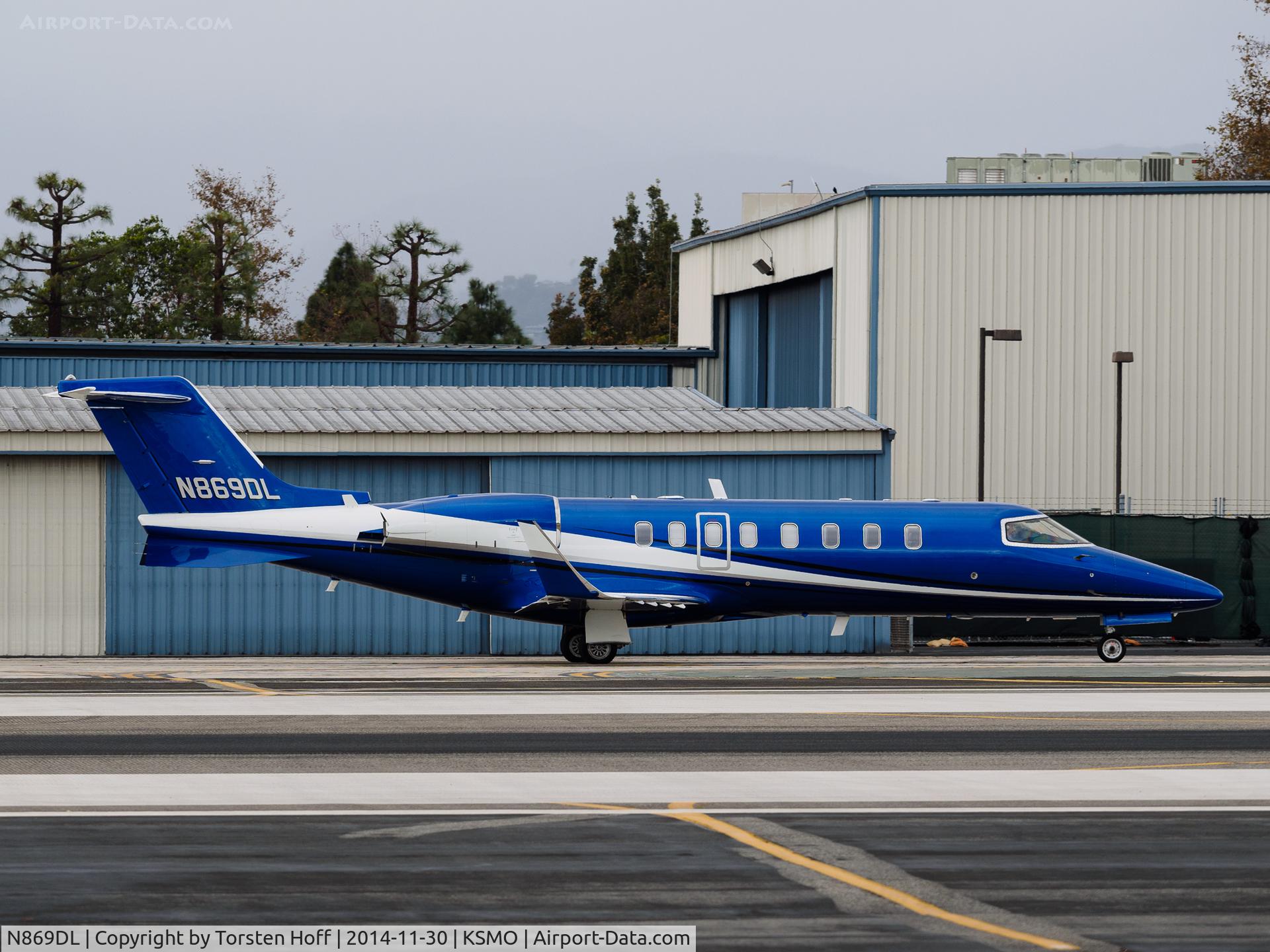 N869DL, 2000 Learjet Inc 45 C/N 113, N869DL taxiing