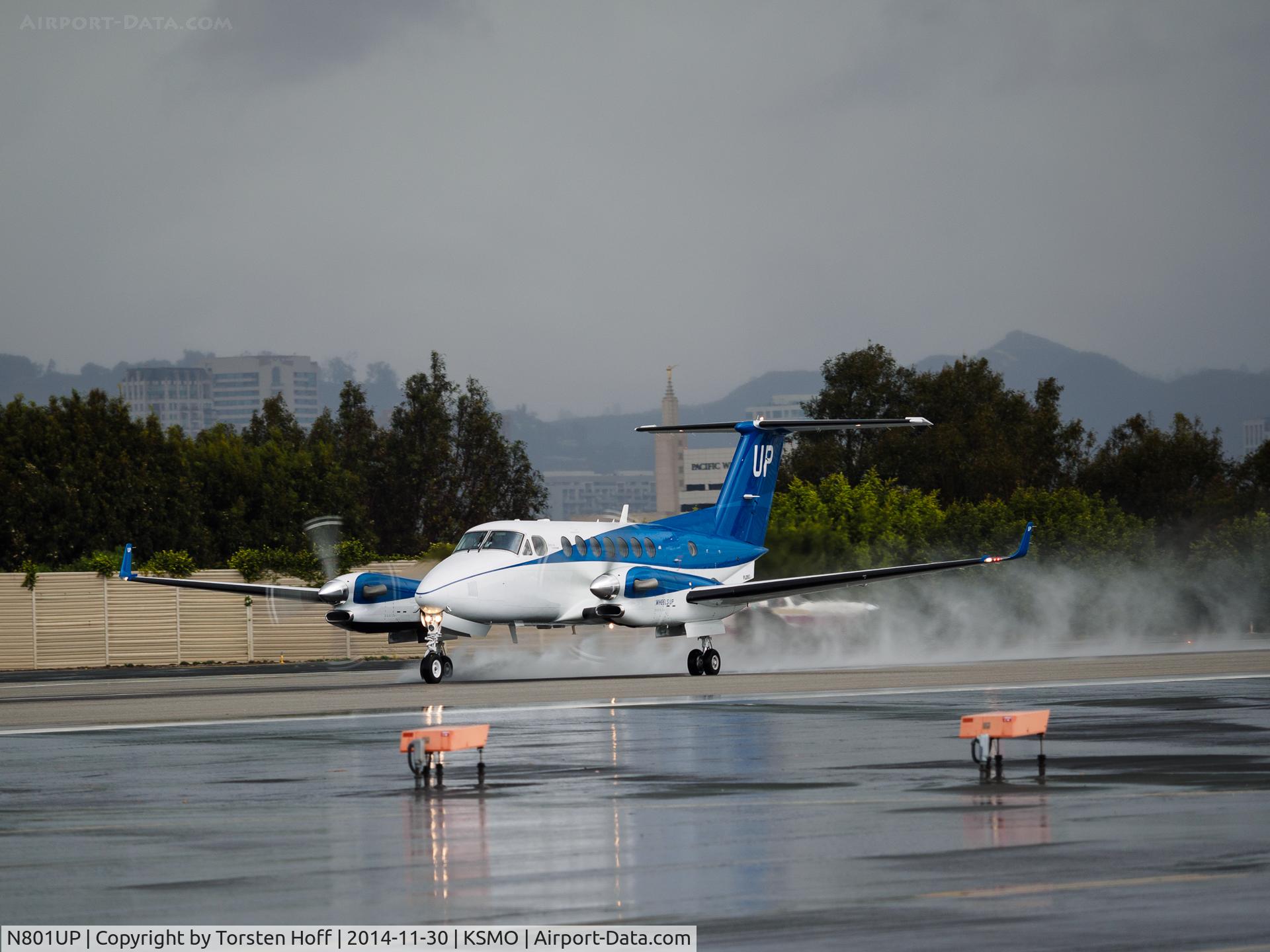 N801UP, 2013 Beech B300 350i King Air C/N FL-884, N801UP departing from RWY 21