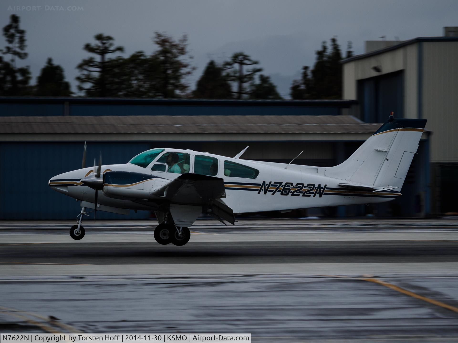 N7622N, 1968 Beech 95-B55 (T42A) Baron C/N TC-1140, N7622N arriving on RWY 21
