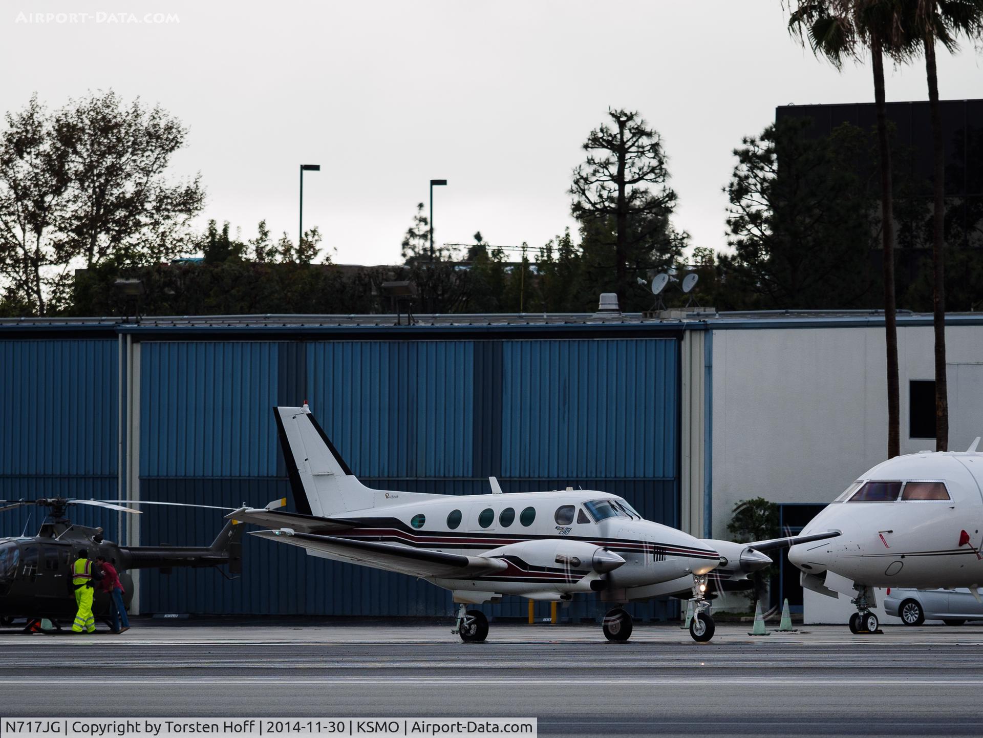 N717JG, 1975 Beech C90 King Air C/N LJ-672, N717JG taxiing