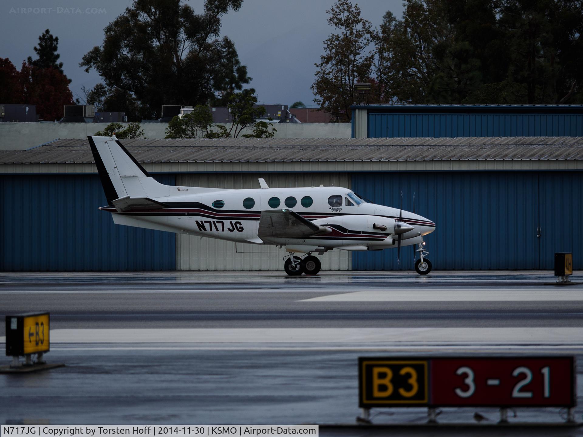 N717JG, 1975 Beech C90 King Air C/N LJ-672, N717JG taxiing