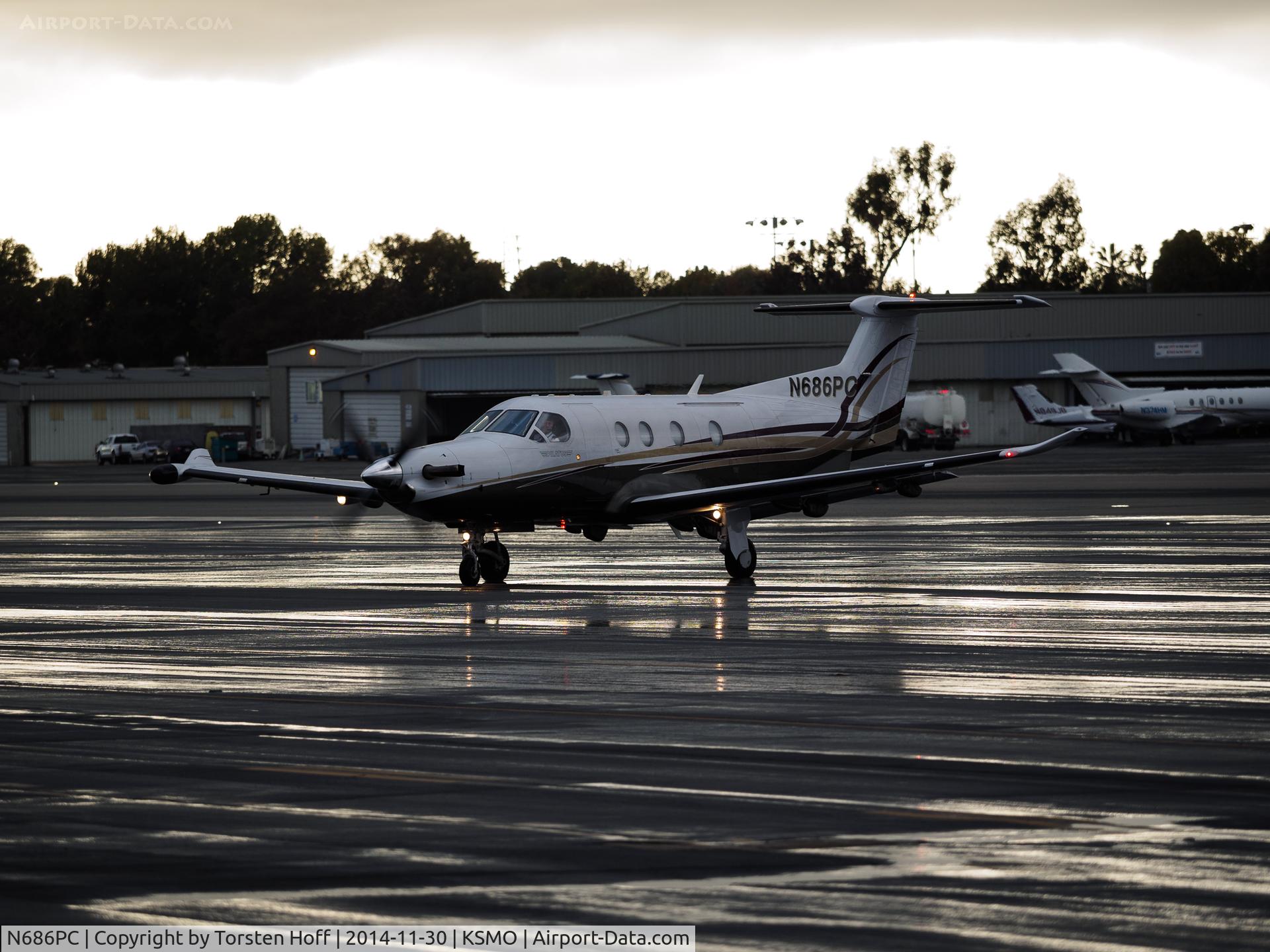 N686PC, 2005 Pilatus PC-12/47 C/N 686, N686PC taxiing