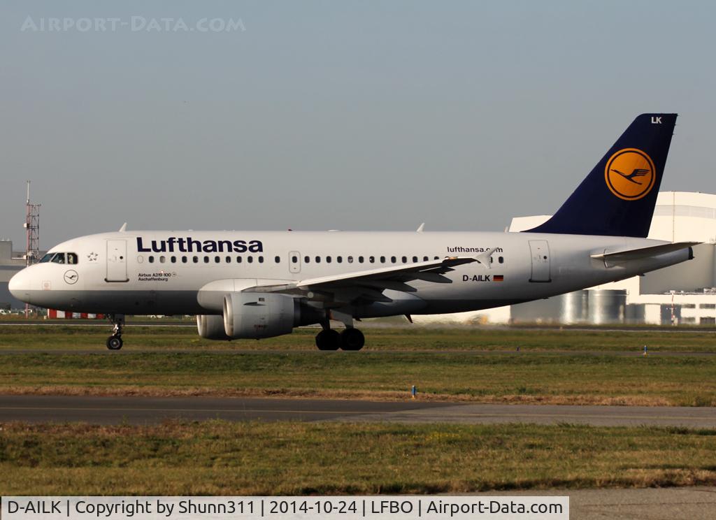 D-AILK, 1997 Airbus A319-114 C/N 679, Taxiing holding point rwy 32R for departure...