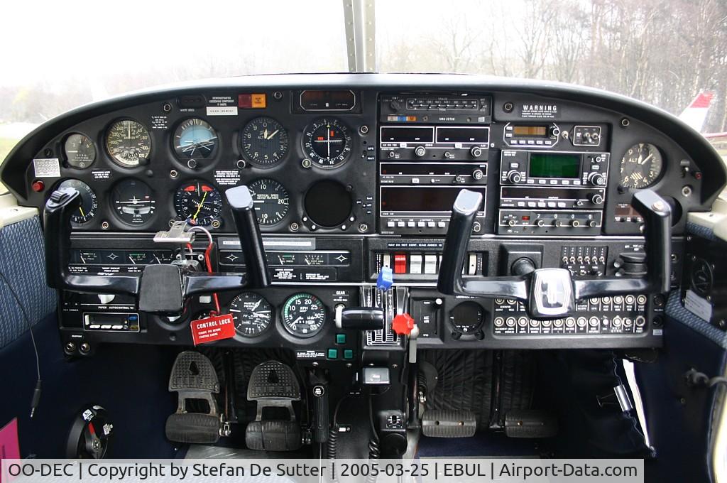 OO-DEC, 1970 Piper PA-28R-200 Cherokee Arrow C/N 28R-35694, Cockpit view.