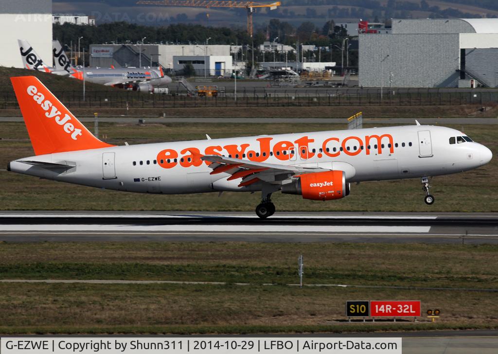 G-EZWE, 2012 Airbus A320-214 C/N 5289, Landing rwy 14R