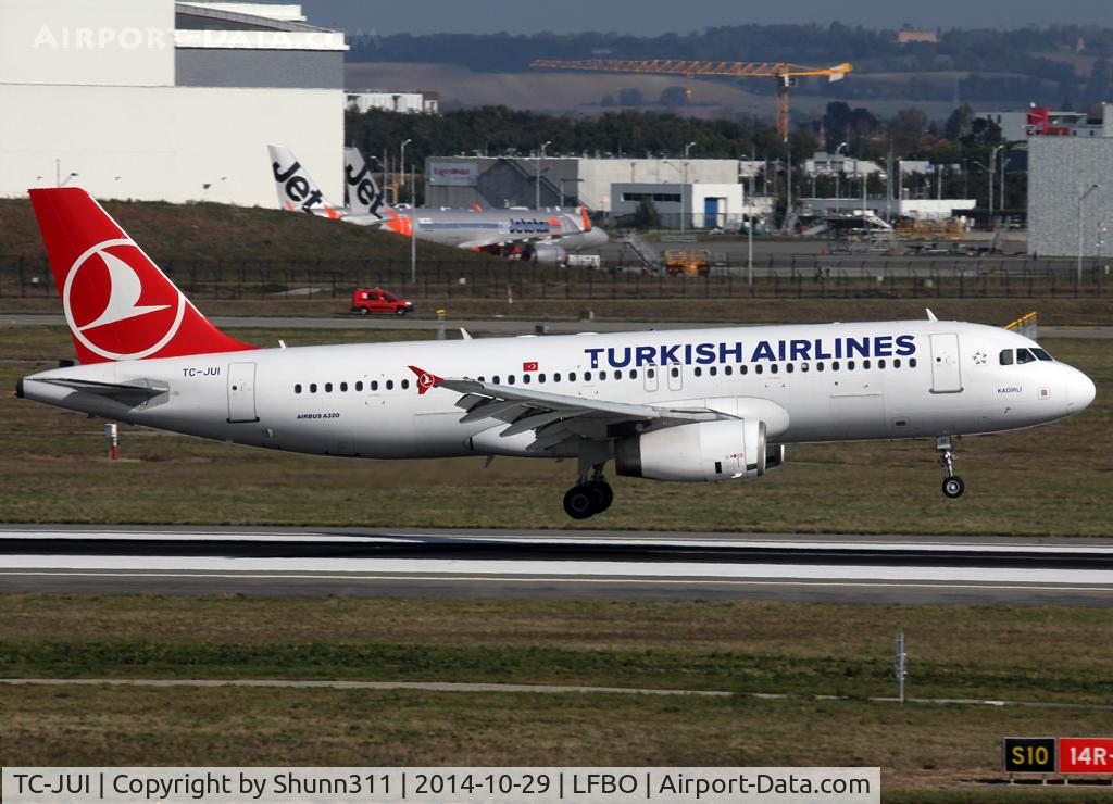 TC-JUI, 2005 Airbus A320-232 C/N 2401, Landing rwy 14R