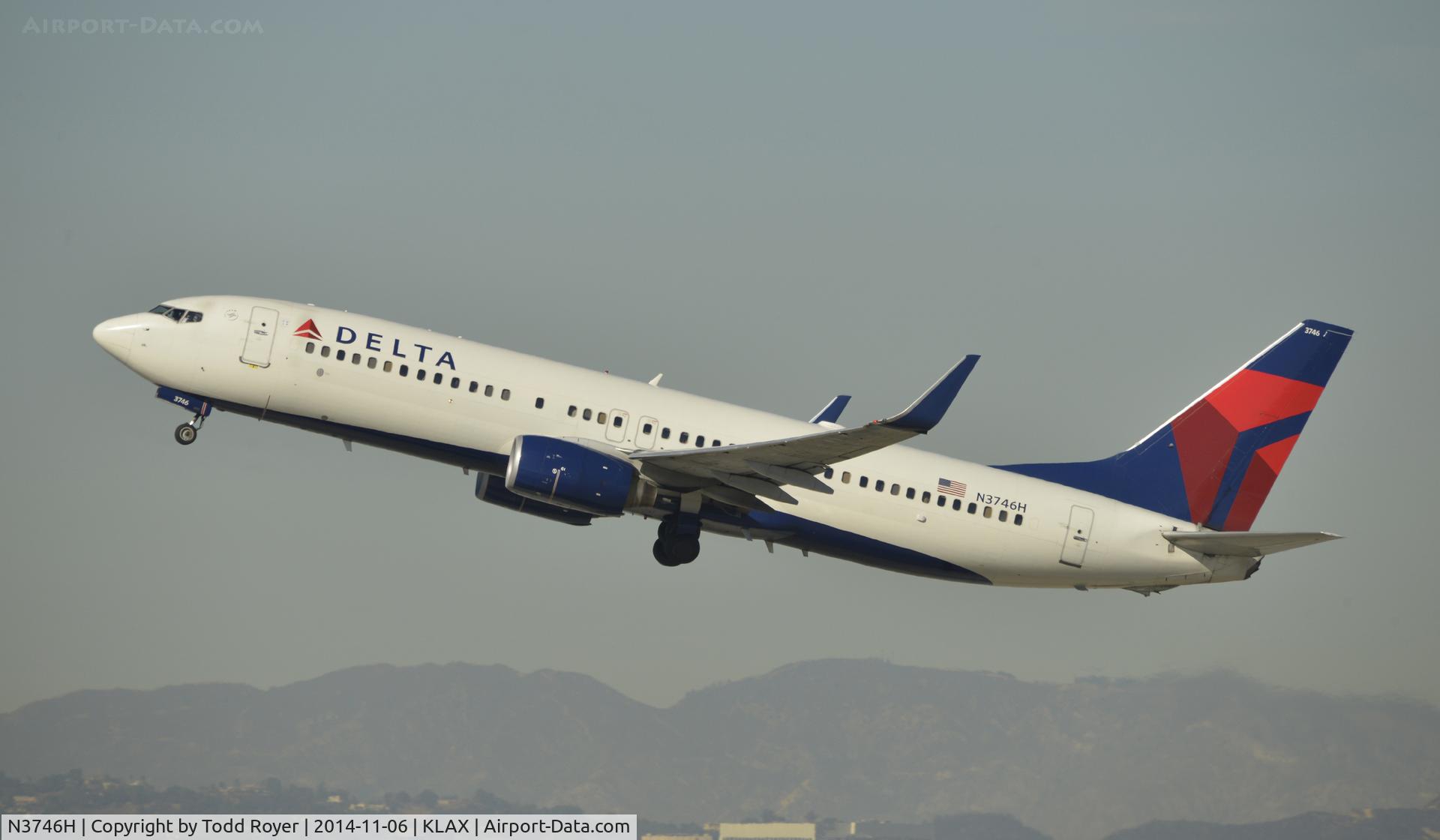 N3746H, 2001 Boeing 737-832 C/N 30488, Departing LAX on 25R