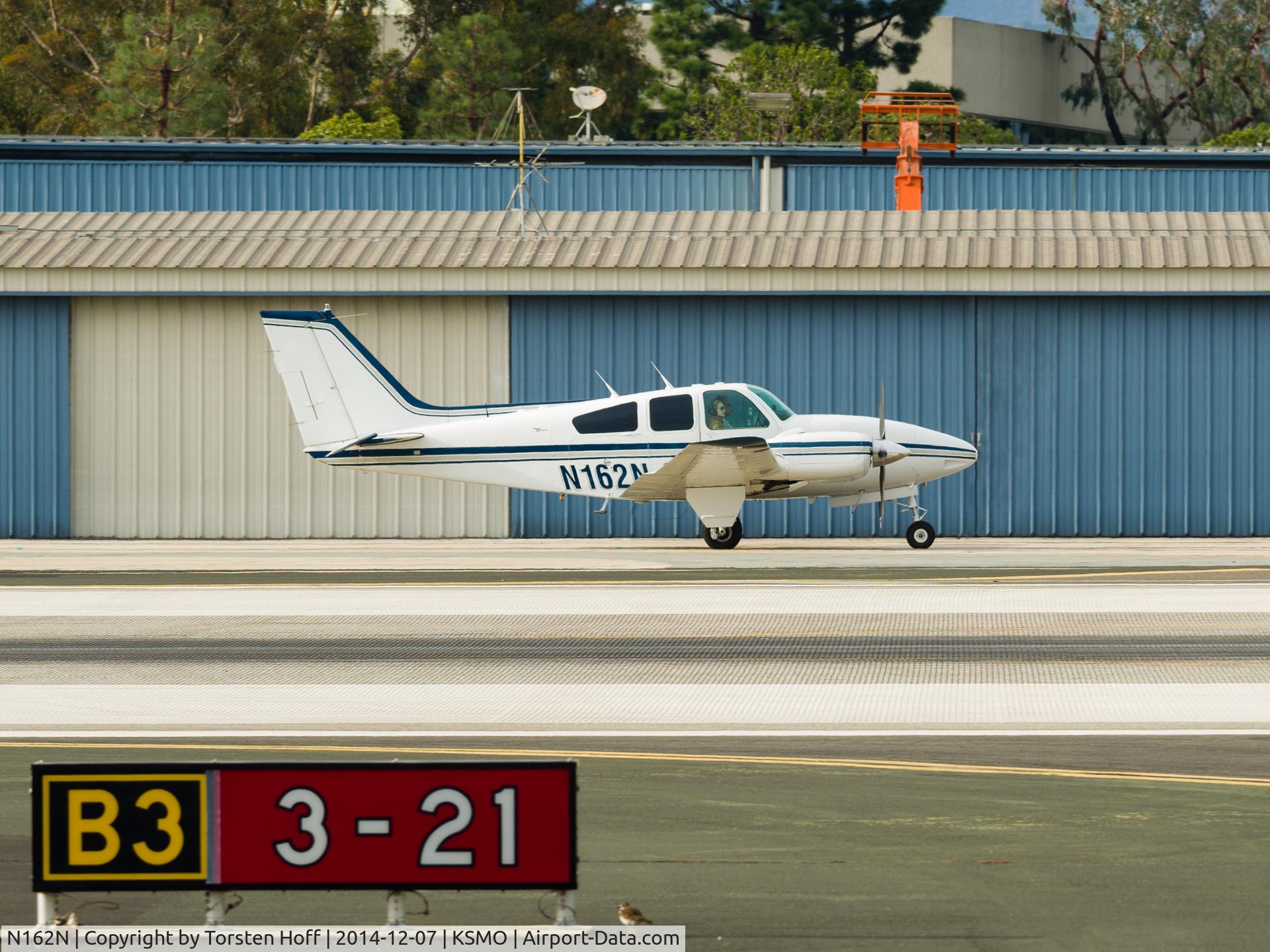 N162N, 1966 Beech C55 Baron (95-C55) C/N TE-154, N162N taxiing