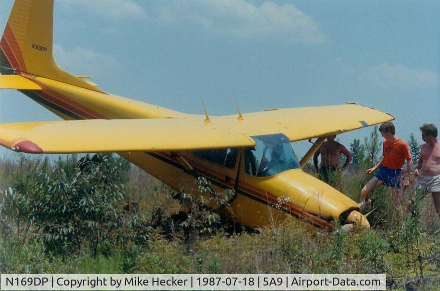 N169DP, 1958 Cessna 182A Skylane C/N 34979, Ran out of fuel after dropping skydivers, landed short of the runway, nobody hurt