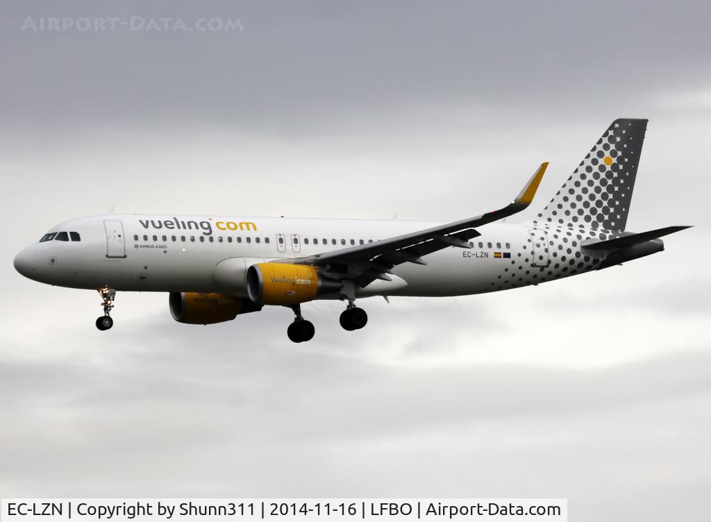 EC-LZN, 2013 Airbus A320-214 C/N 5925, Landing rwy 32R