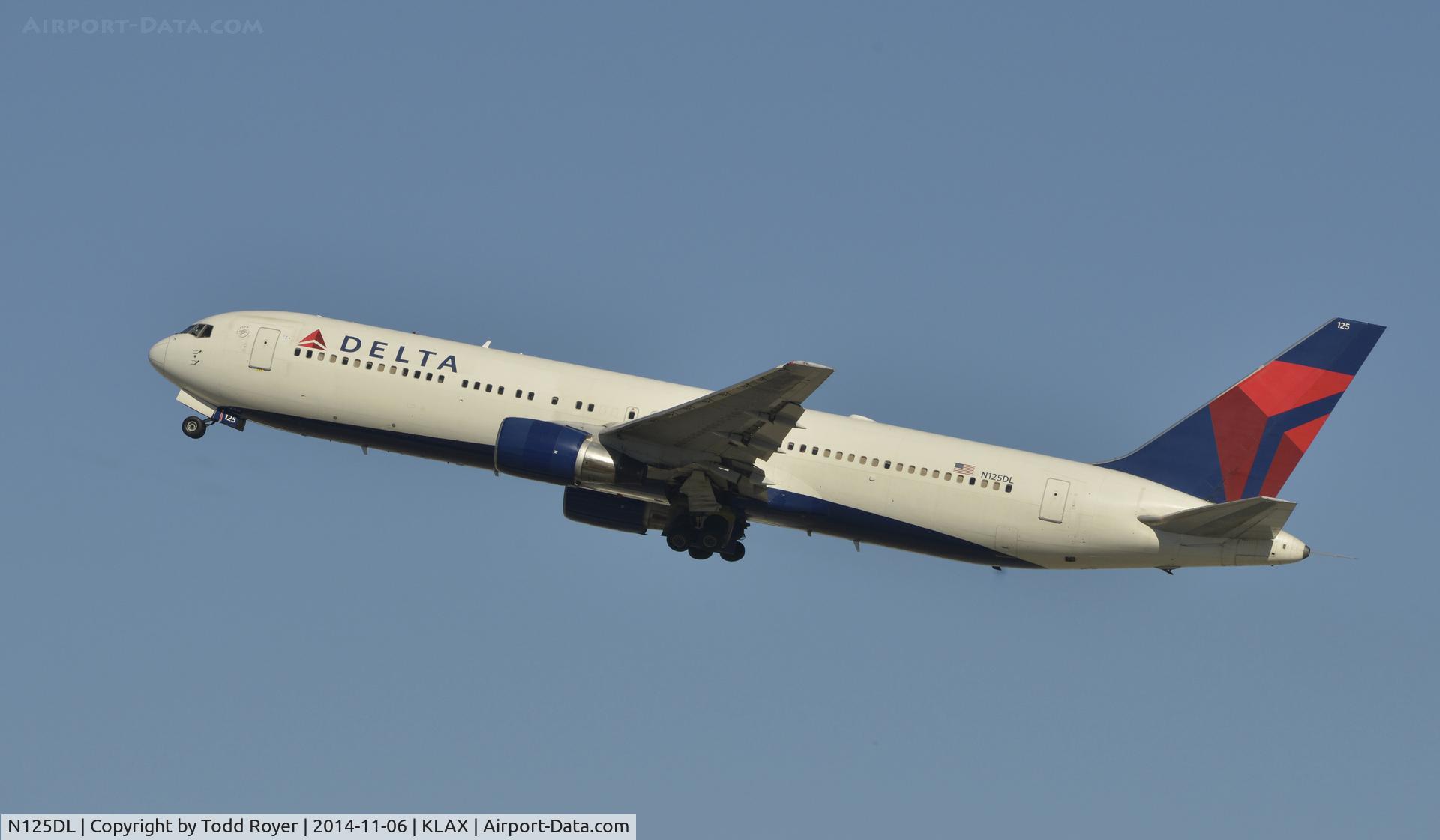N125DL, 1988 Boeing 767-332 C/N 24075, Departing LAX on 25R