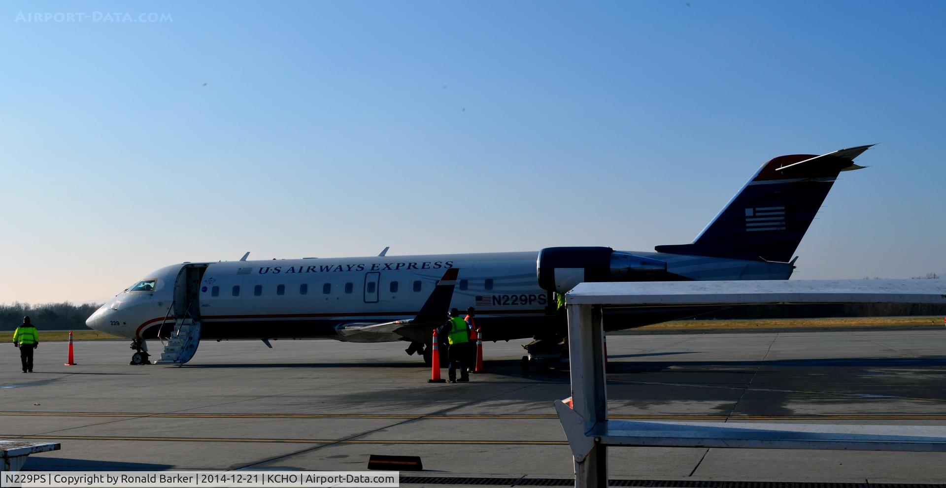 N229PS, 2004 Bombardier CRJ-200ER (CL-600-2B19) C/N 7898, Loading passengers at CHO