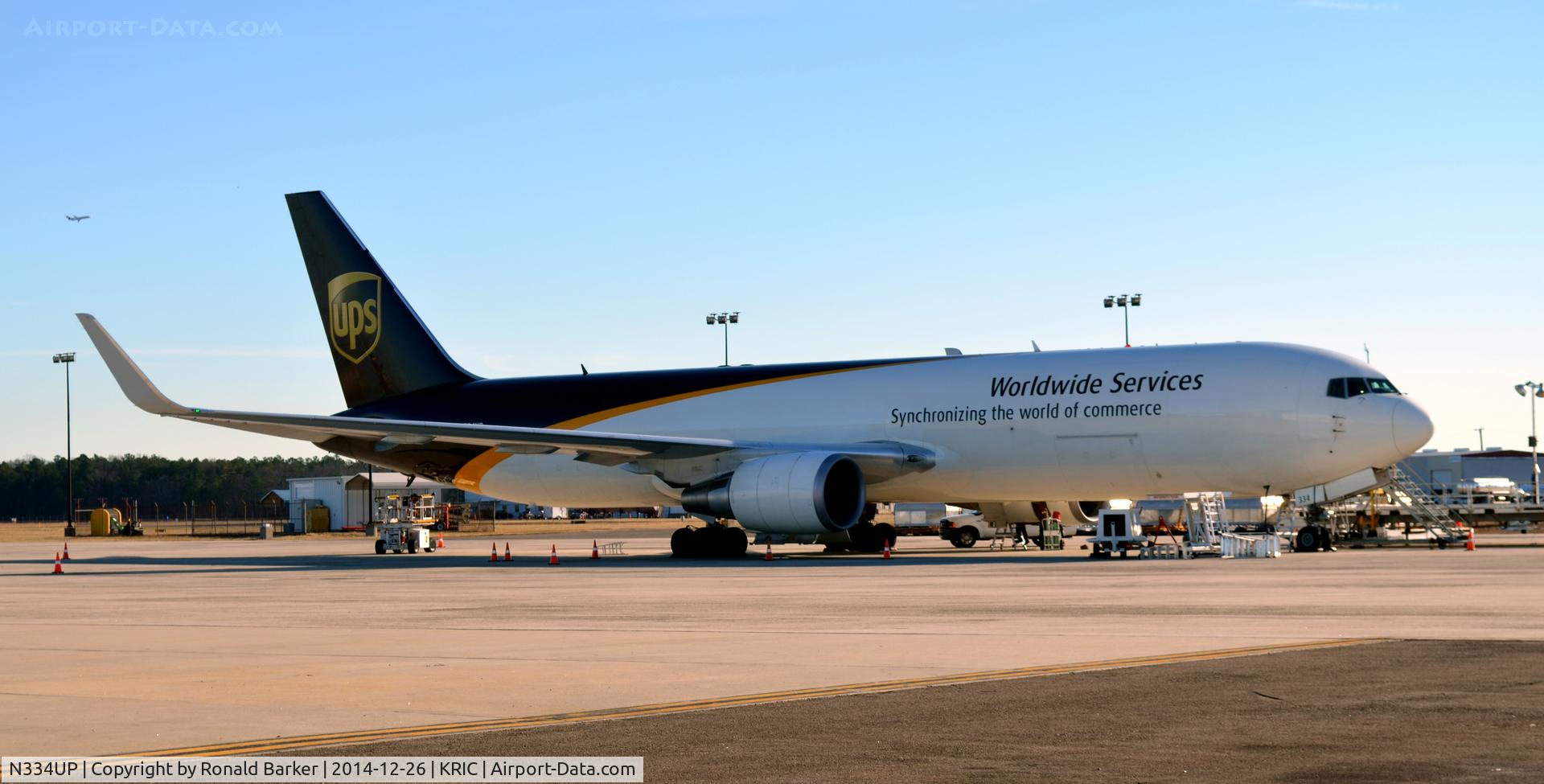 N334UP, 2001 Boeing 767-34AF C/N 32844, Cargo ramp RIC