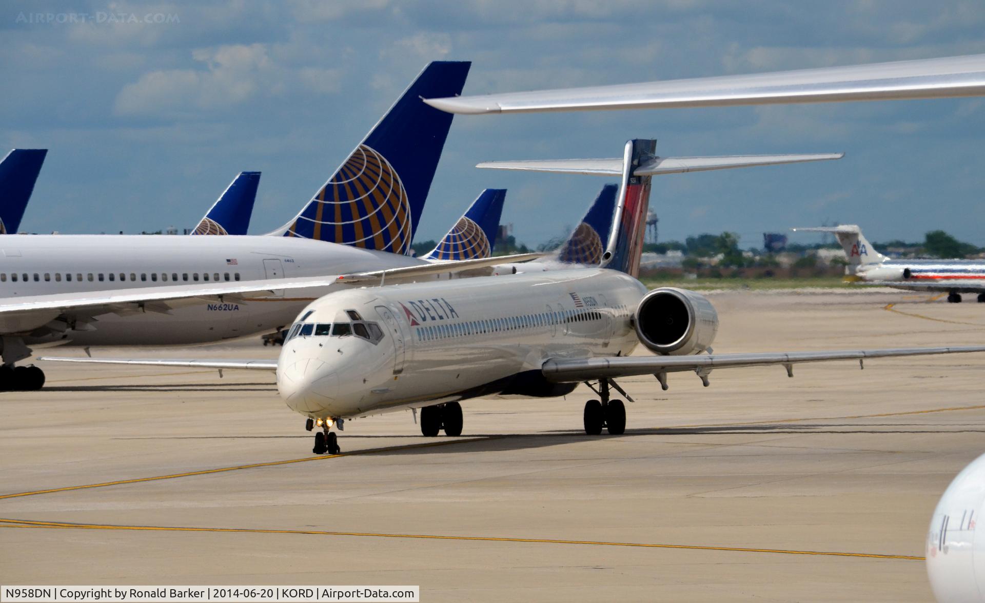 N958DN, McDonnell Douglas MD-90-30 C/N 53528, Taxi O'Hare