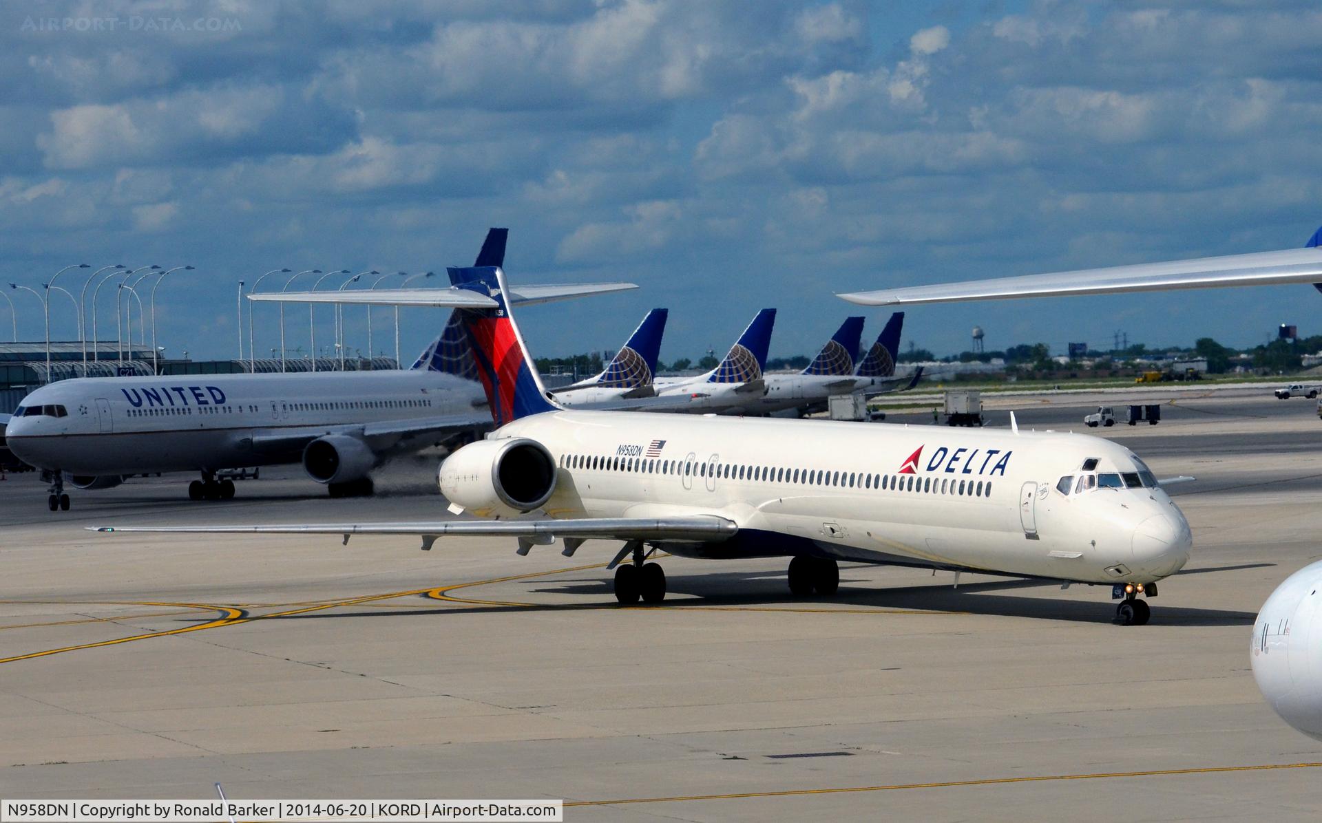 N958DN, McDonnell Douglas MD-90-30 C/N 53528, Taxi O'Hare