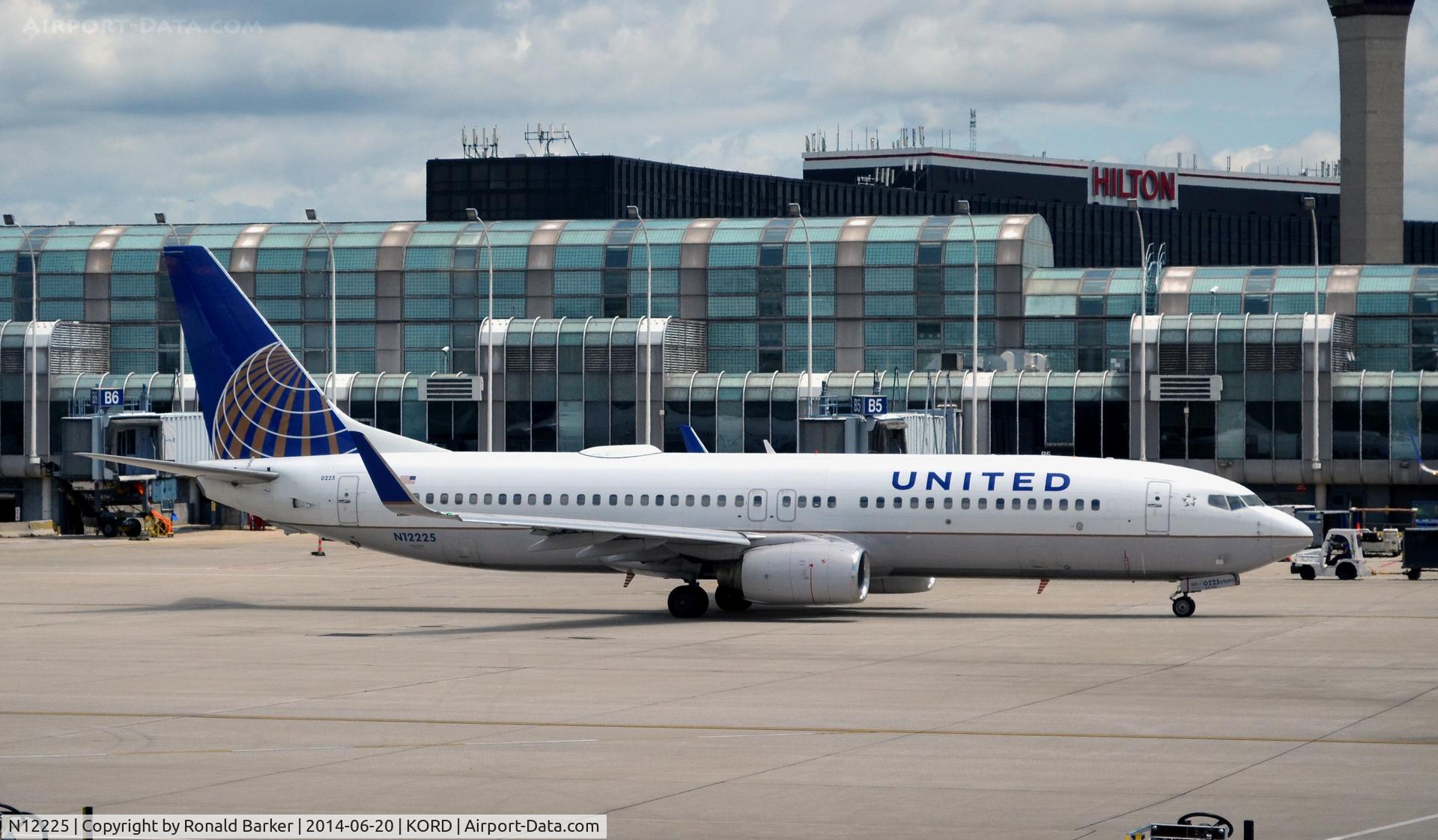 N12225, 1998 Boeing 737-824 C/N 28934, Taxi O'Hare