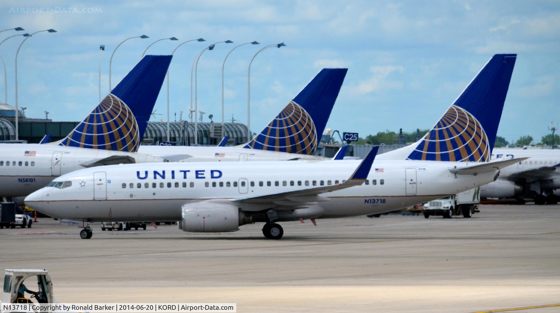 N13718, 1999 Boeing 737-724 C/N 28937, Taxi to park O'Hare