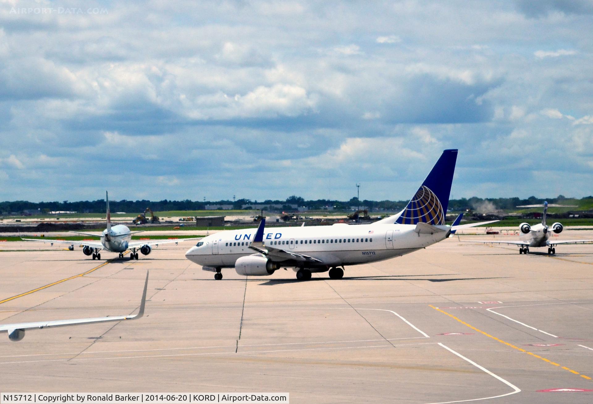 N15712, 1998 Boeing 737-724 C/N 28783, Taxi O'Hare