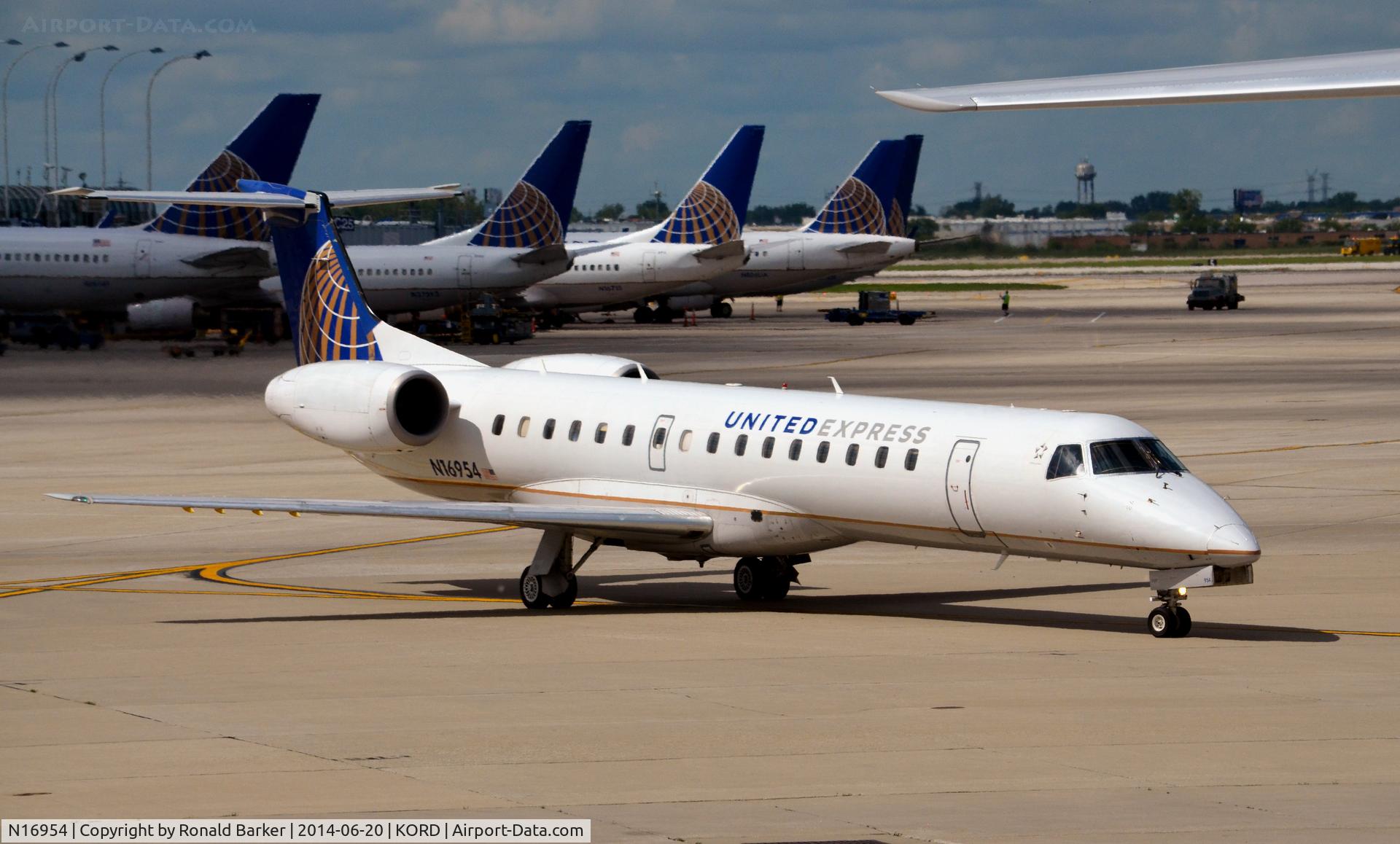 N16954, 1998 Embraer ERJ-145LR (EMB-145LR) C/N 145072, Taxi O'Hare