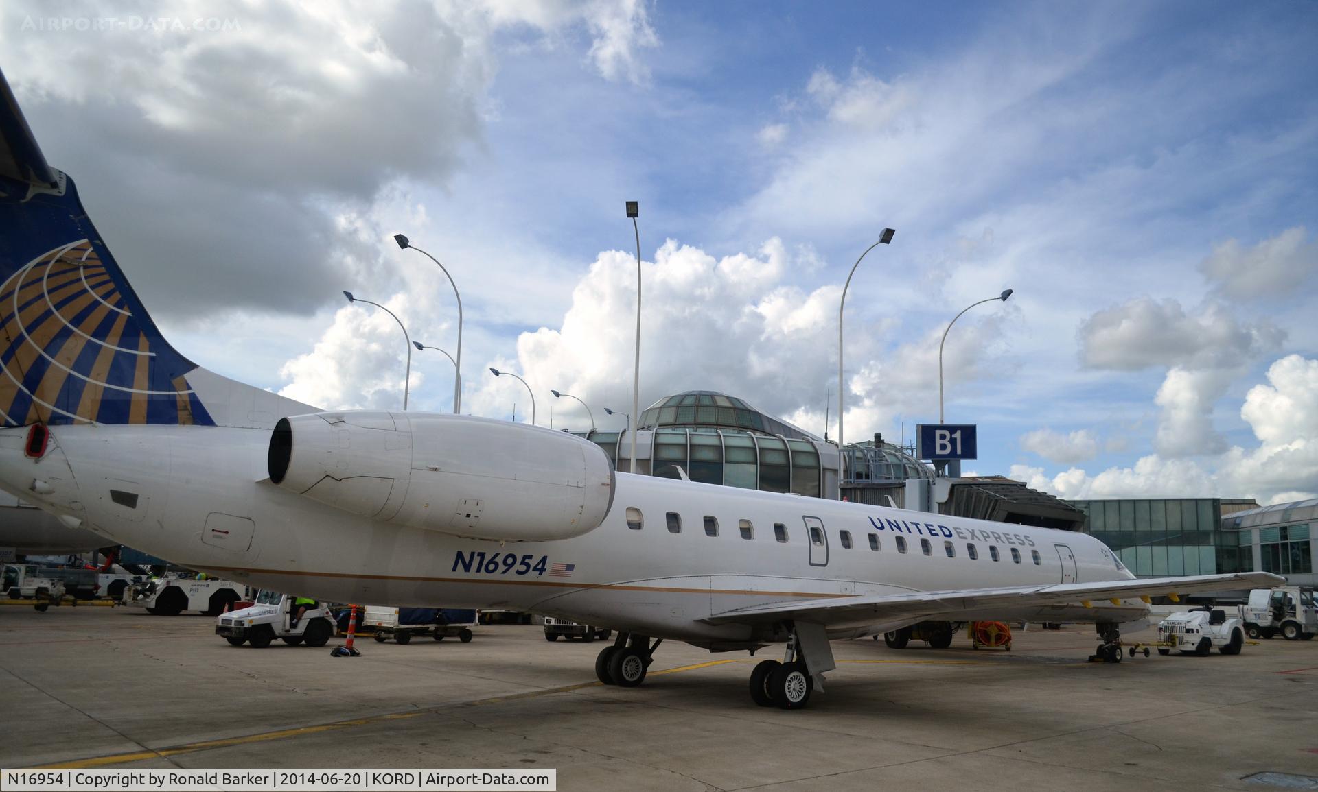 N16954, 1998 Embraer ERJ-145LR (EMB-145LR) C/N 145072, Parked O'Hare