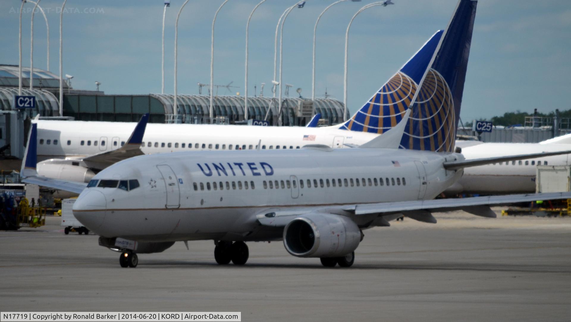 N17719, 1999 Boeing 737-724 C/N 28938, Taxi O'Hare