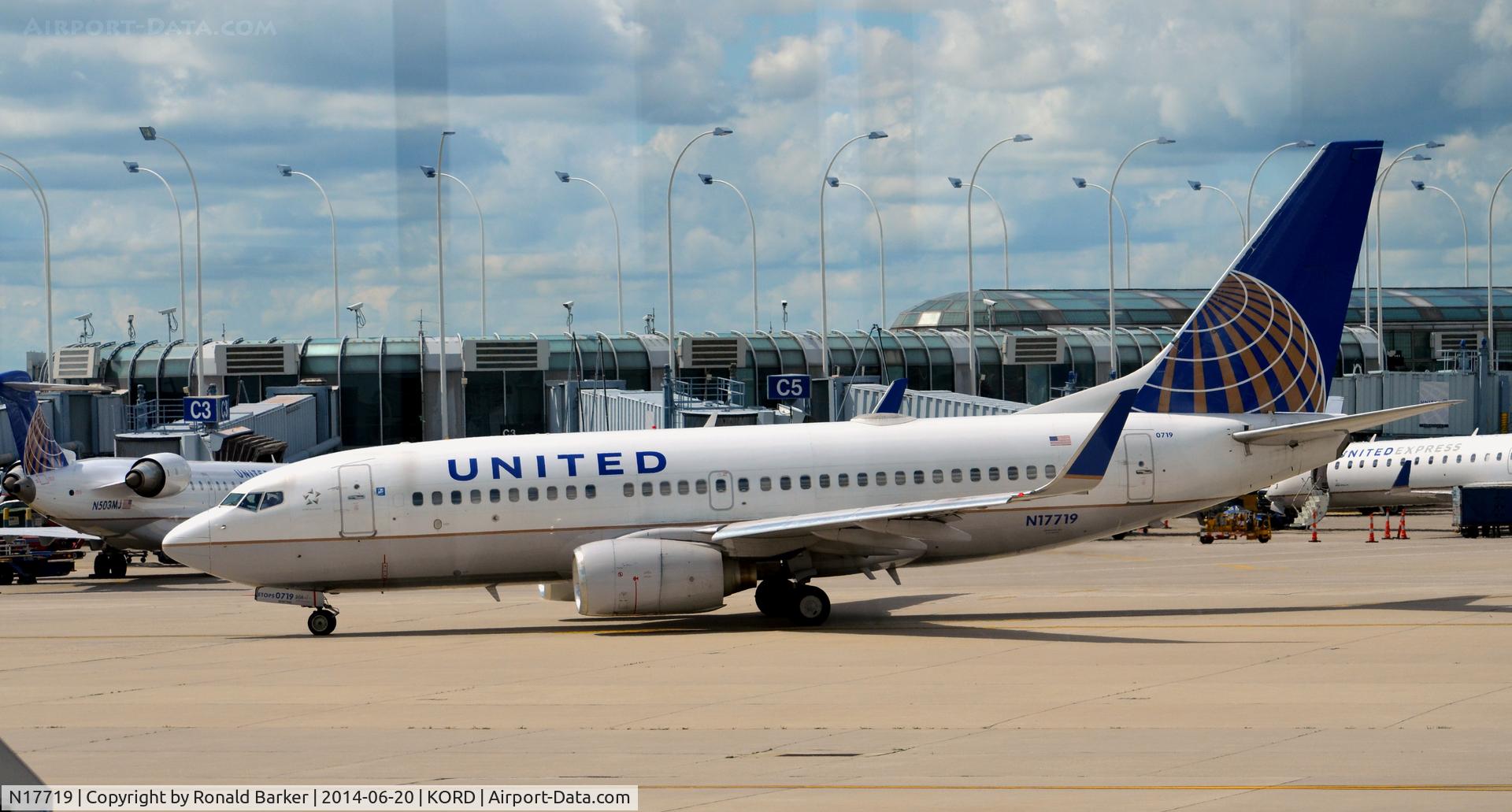 N17719, 1999 Boeing 737-724 C/N 28938, Taxi O'Hare
