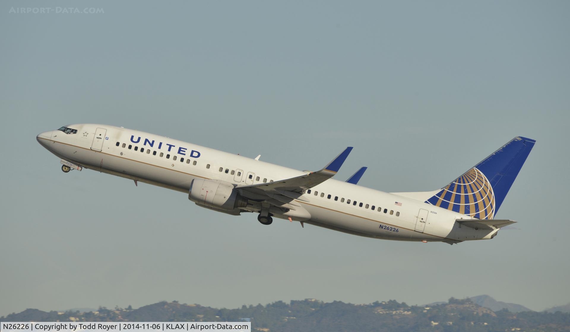 N26226, 1998 Boeing 737-824 C/N 28935, Departing LAX on 25R