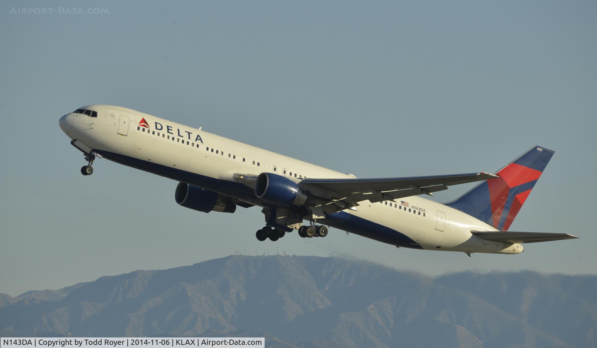 N143DA, 1998 Boeing 767-332 C/N 25991, Departing LAX on 25R