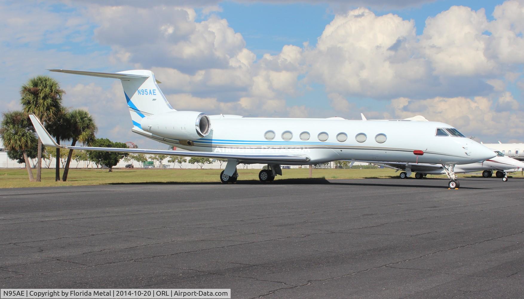 N95AE, 1998 Gulfstream Aerospace G-V C/N 562, Gulfstream V (with 7 windows like a G550 - but other side only has 6)