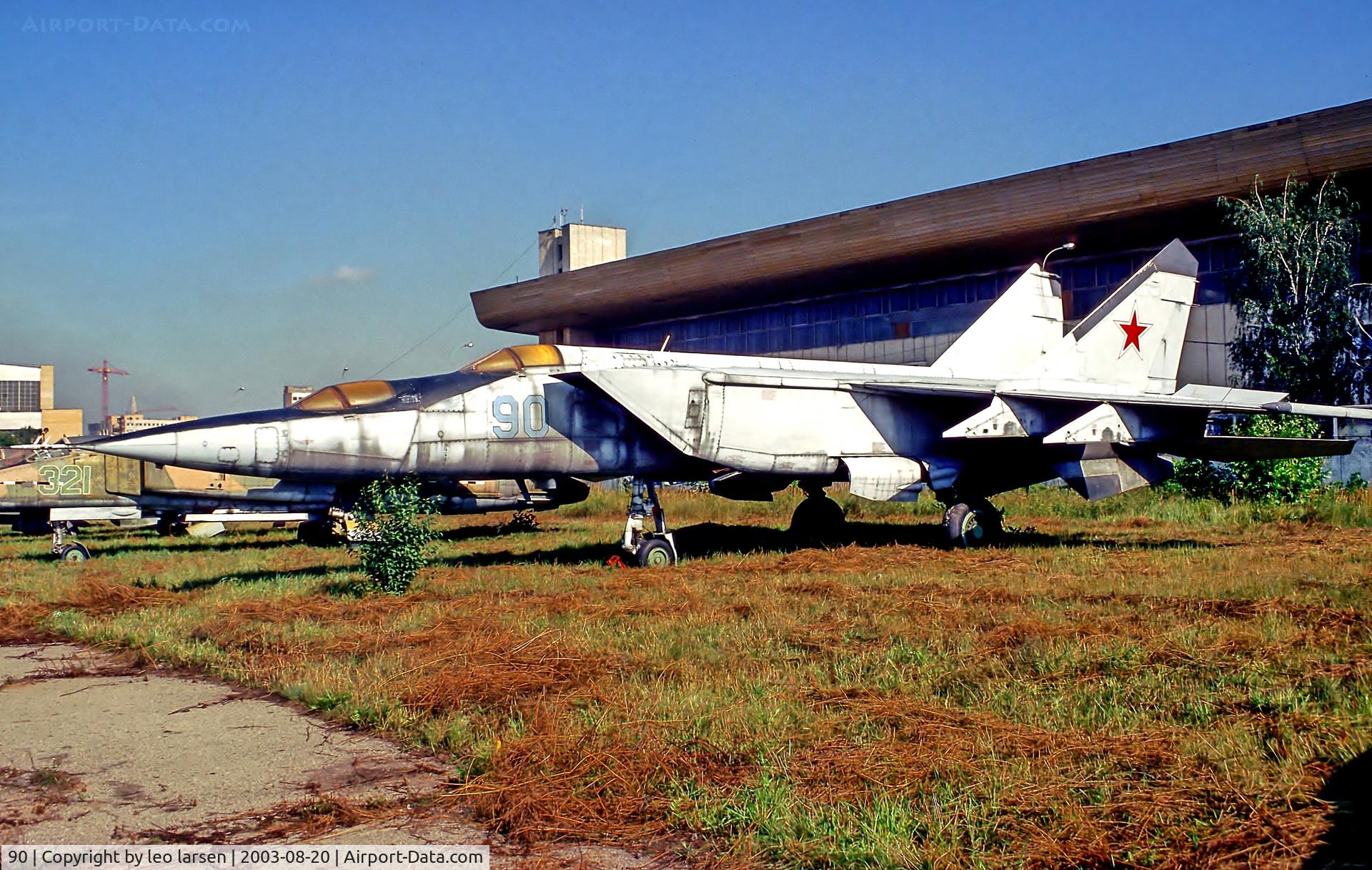 90, Mikoyan-Gurevich MIG-25PU C/N 90 Blue, Kodinka Moscow 20.8.03