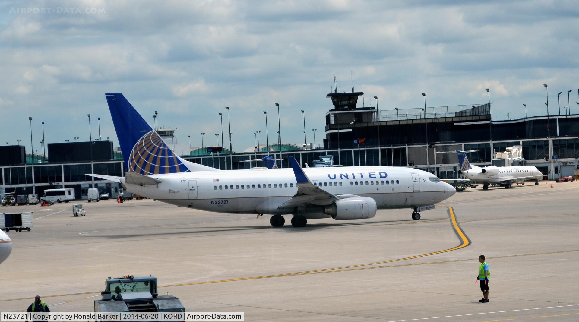 N23721, 1999 Boeing 737-724 C/N 28940, Taxi O'Hare