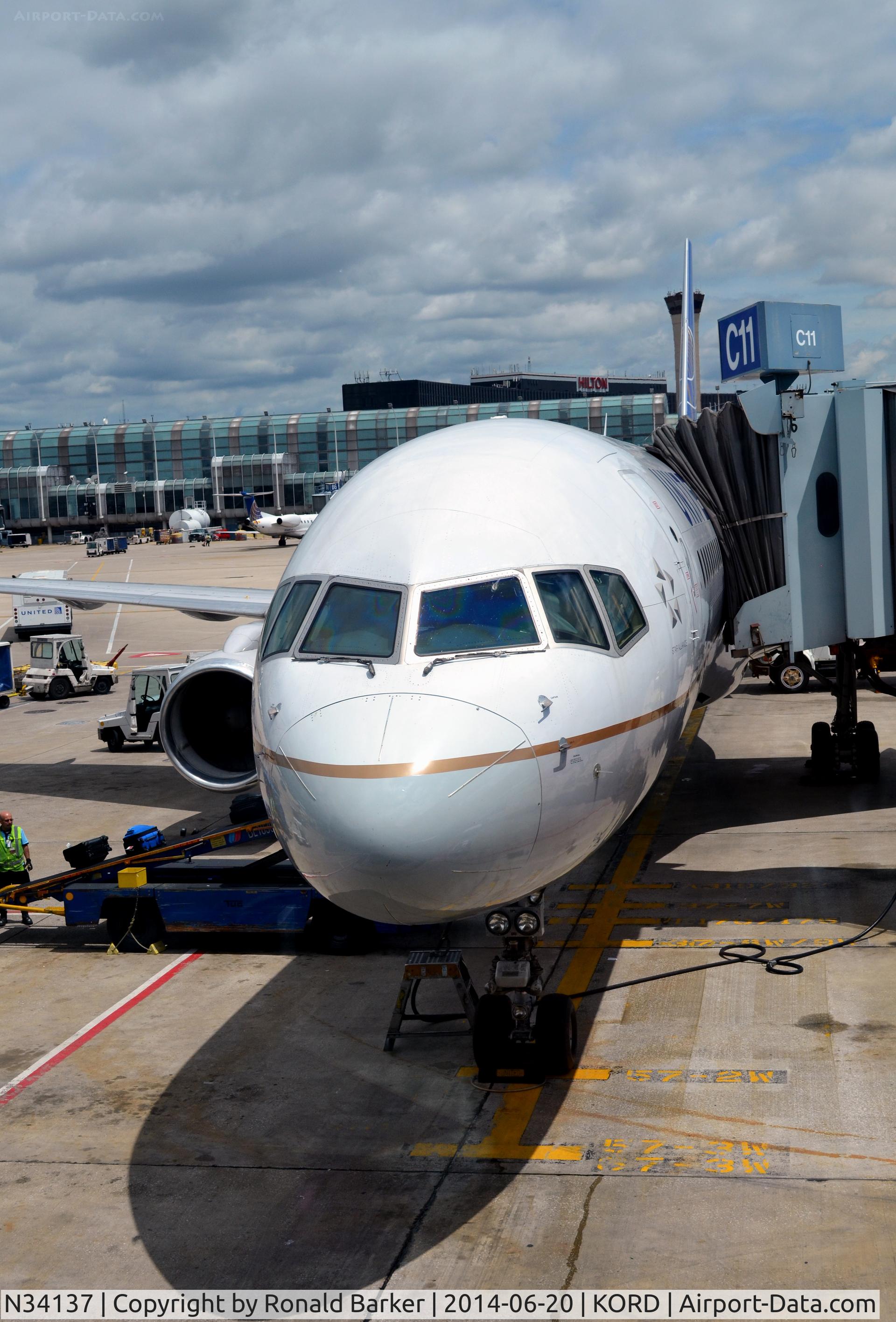 N34137, 1999 Boeing 757-224 C/N 30229, Gate C11 O'Hare