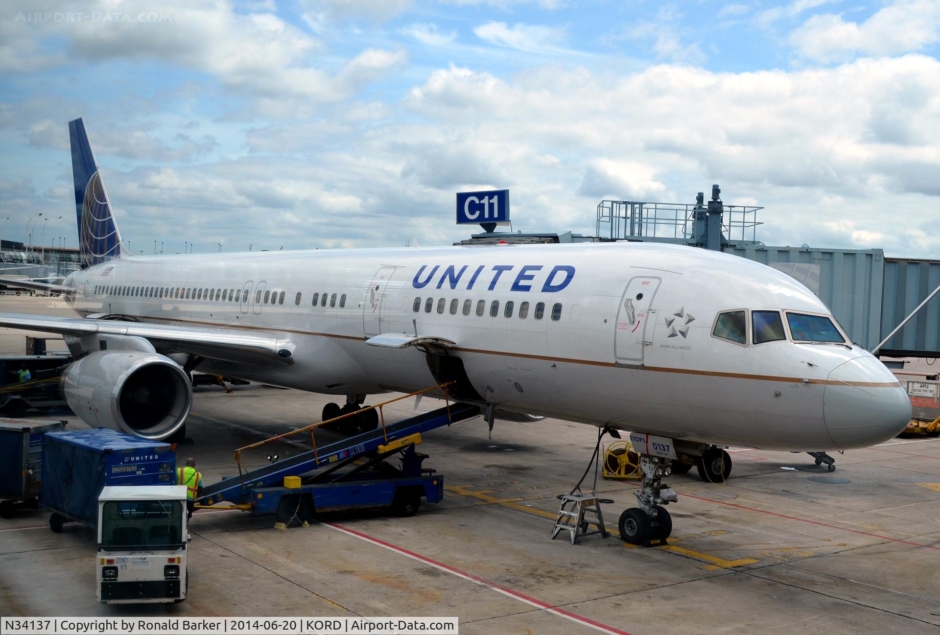 N34137, 1999 Boeing 757-224 C/N 30229, Gate C11 O'Hare