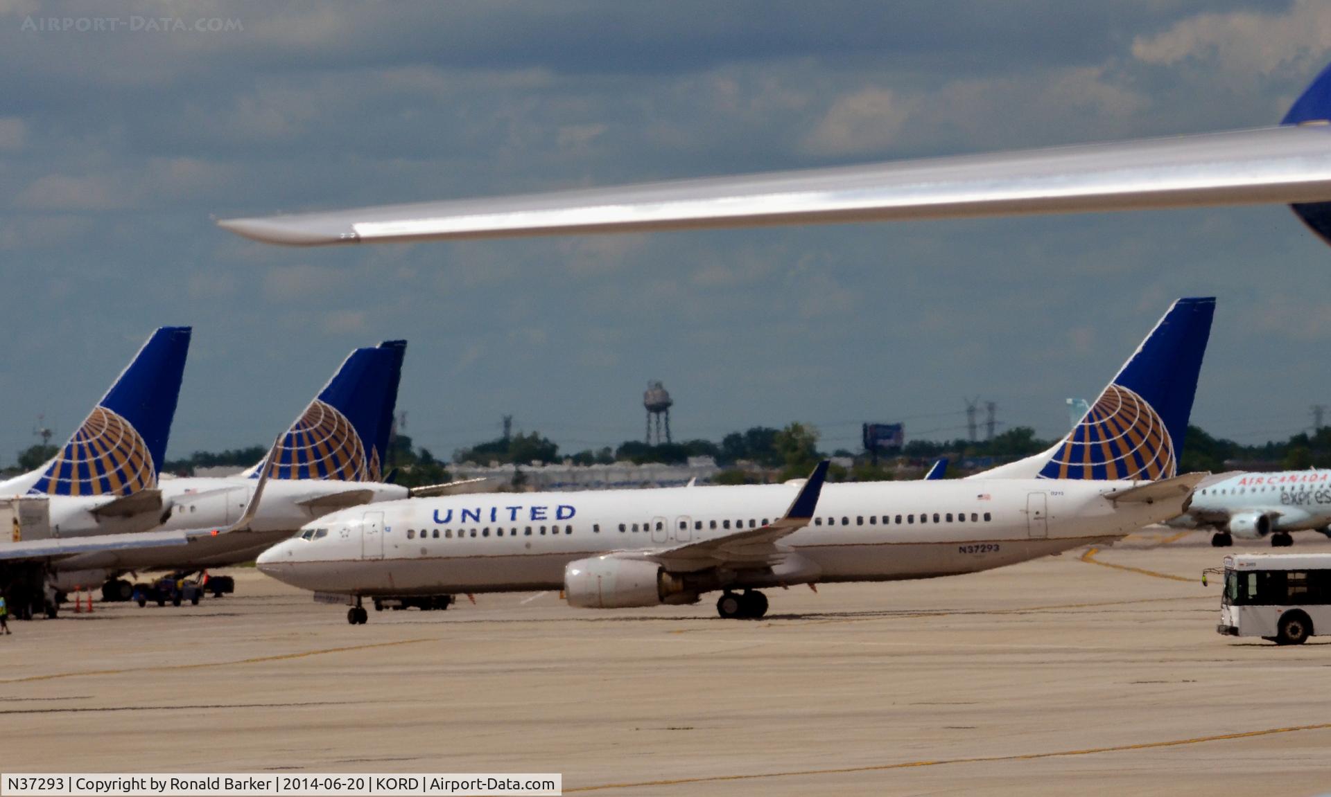 N37293, 2005 Boeing 737-824 C/N 33453, Taxi O'Hare