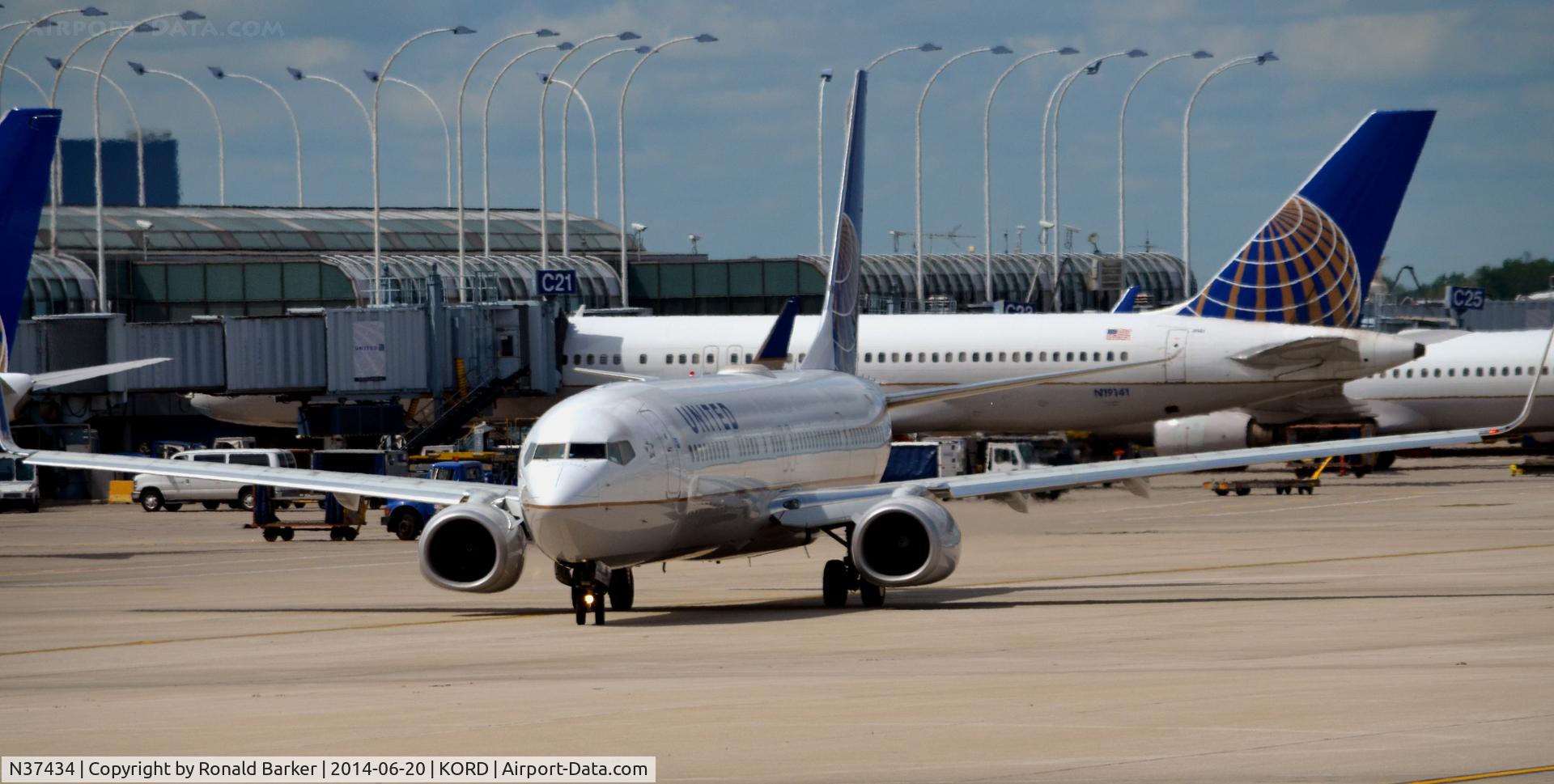 N37434, 2009 Boeing 737-924/ER C/N 33528, Taxi O'Hare