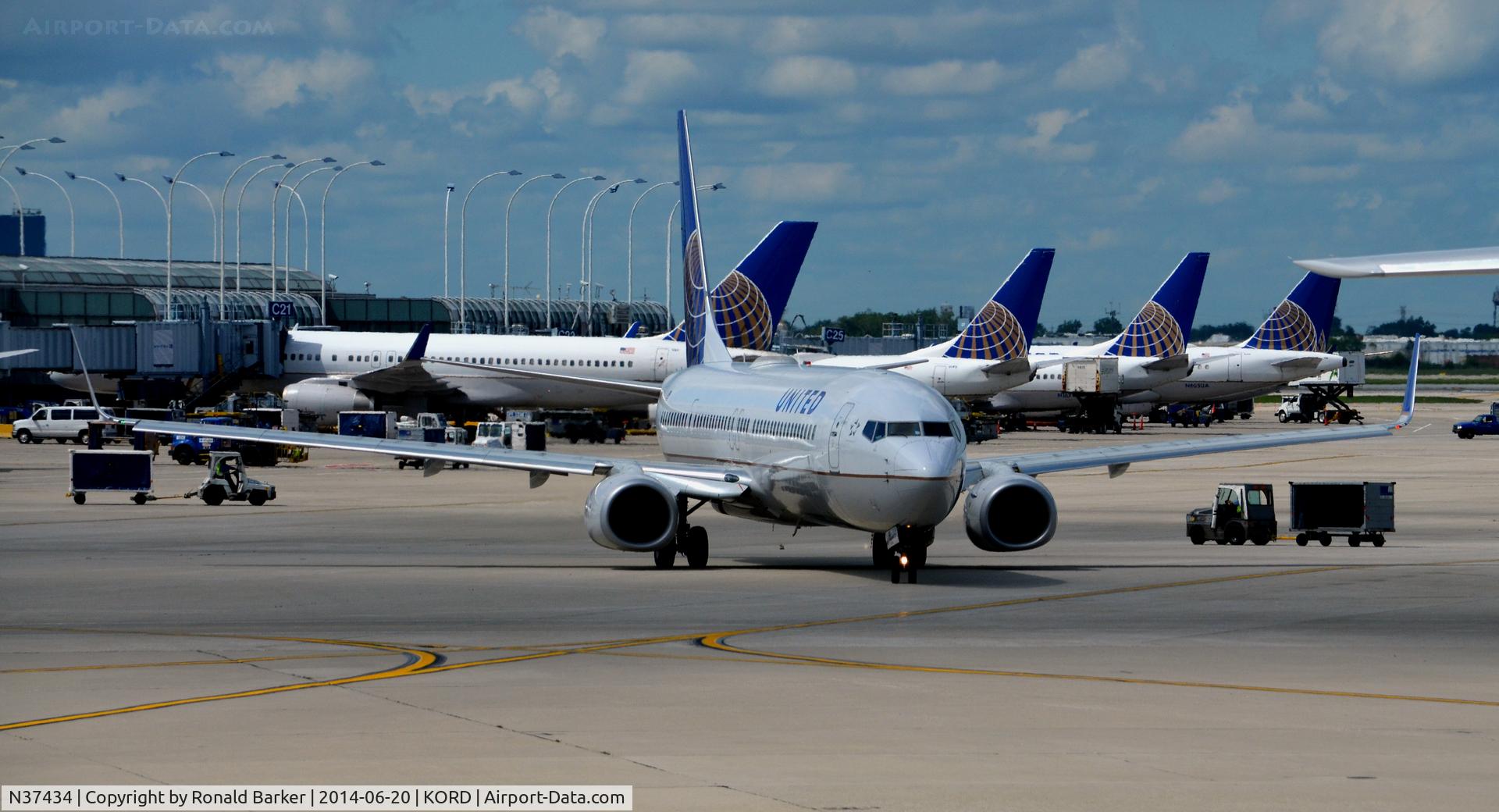 N37434, 2009 Boeing 737-924/ER C/N 33528, Taxi O'Hare