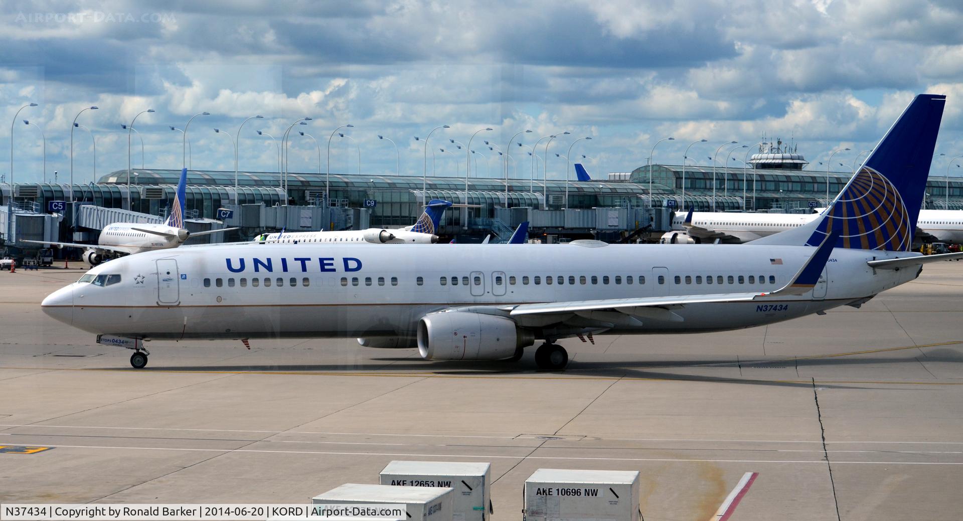 N37434, 2009 Boeing 737-924/ER C/N 33528, Taxi O'Hare