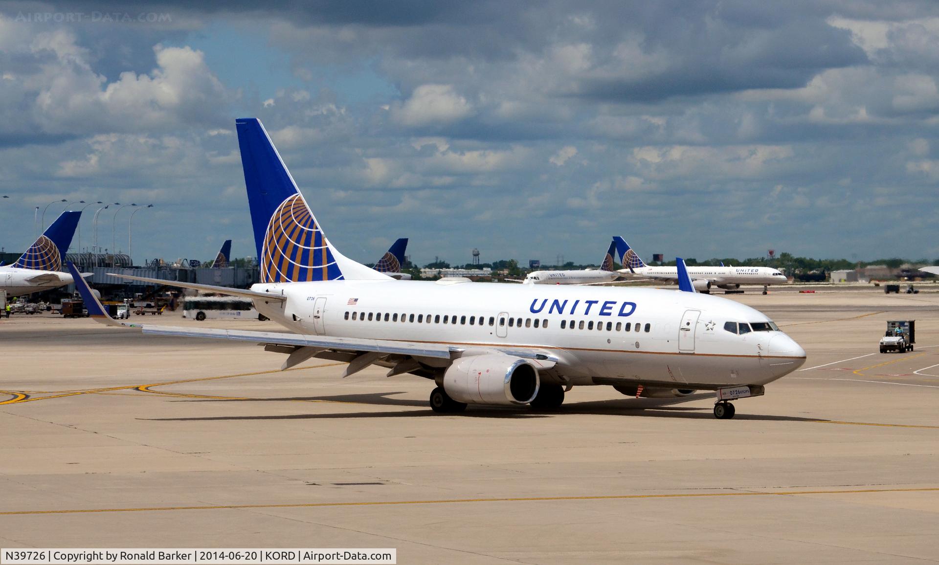 N39726, 1999 Boeing 737-724 C/N 28796, Taxi O'Hare