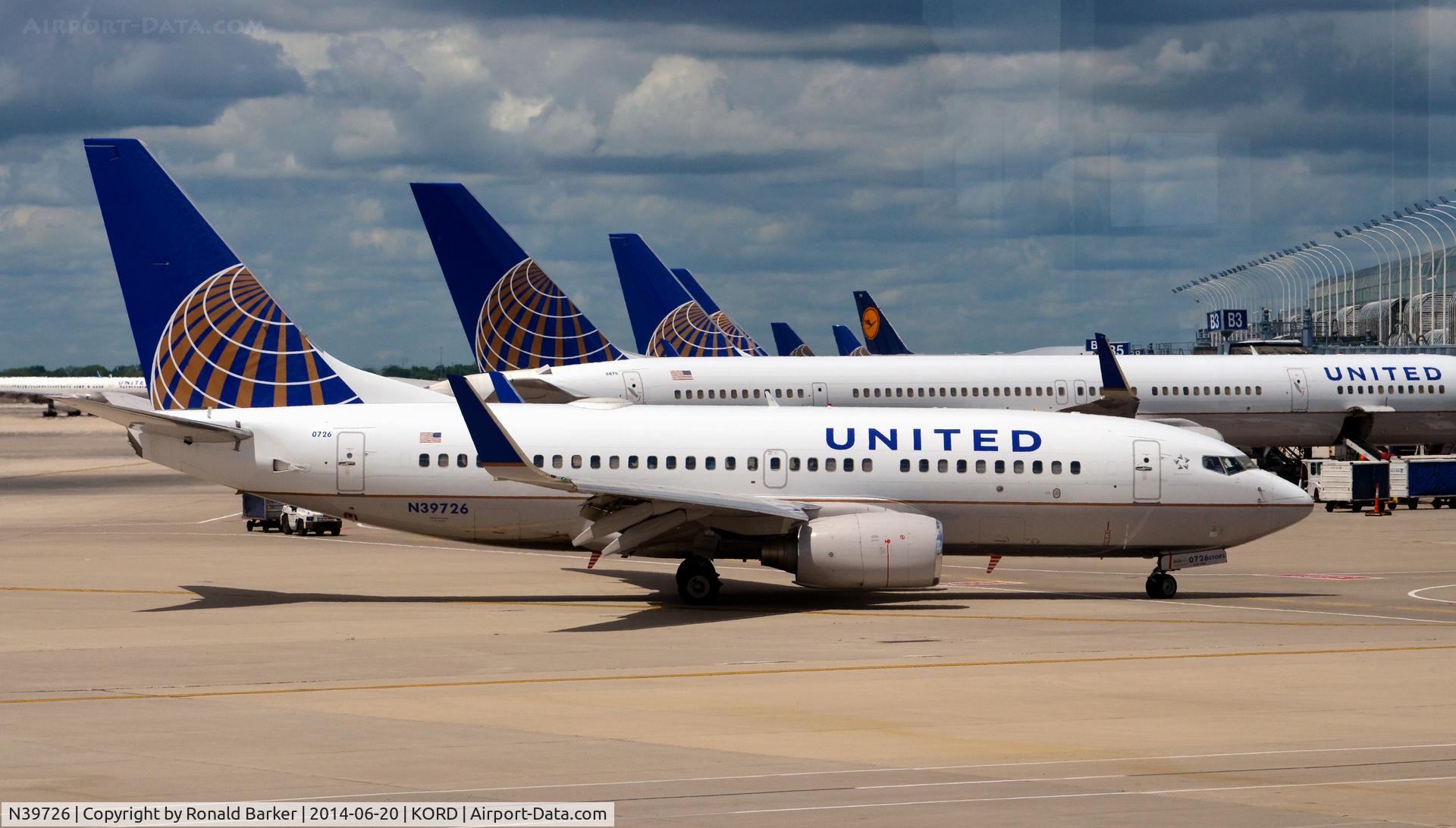 N39726, 1999 Boeing 737-724 C/N 28796, Taxi O'Hare
