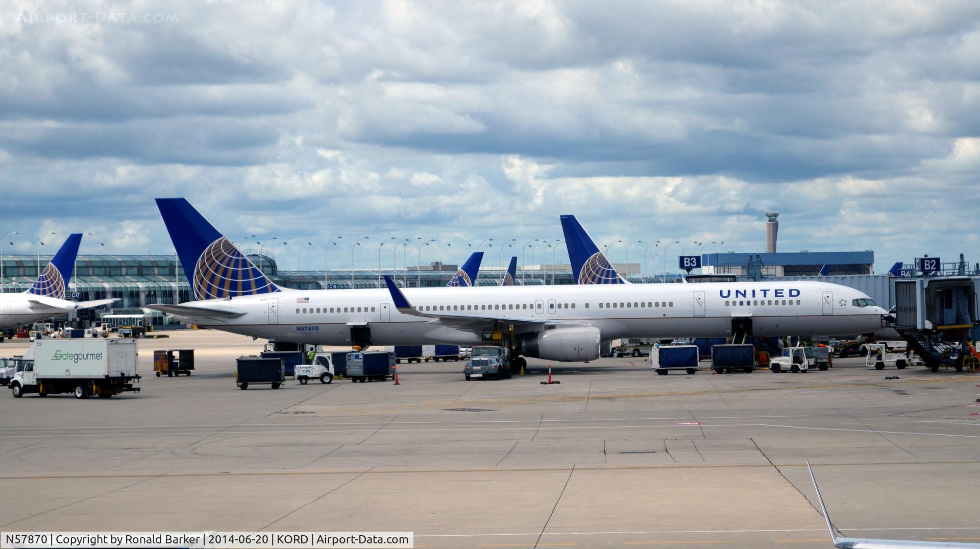 N57870, 2003 Boeing 757-33N C/N 33525, Gate B3 O'Hare