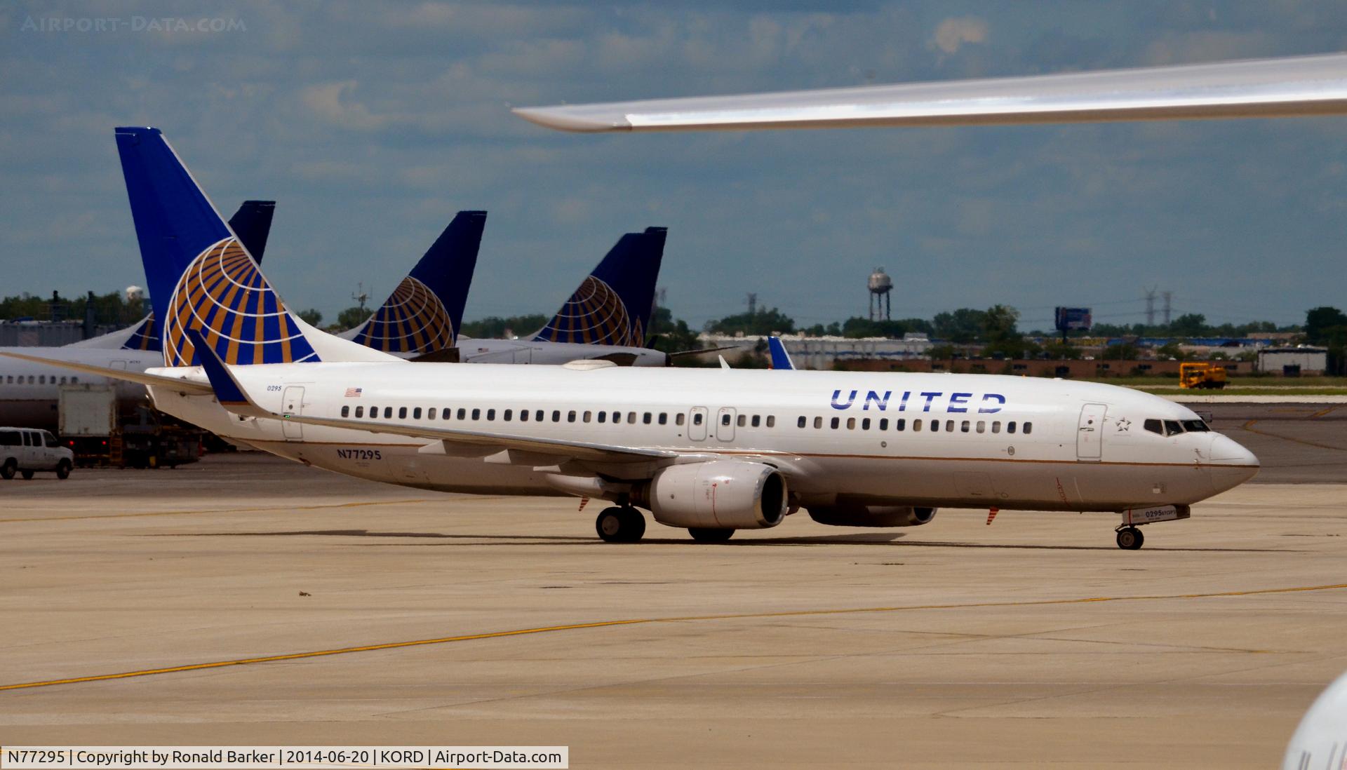 N77295, 2005 Boeing 737-824 C/N 34001, Taxi O'Hare