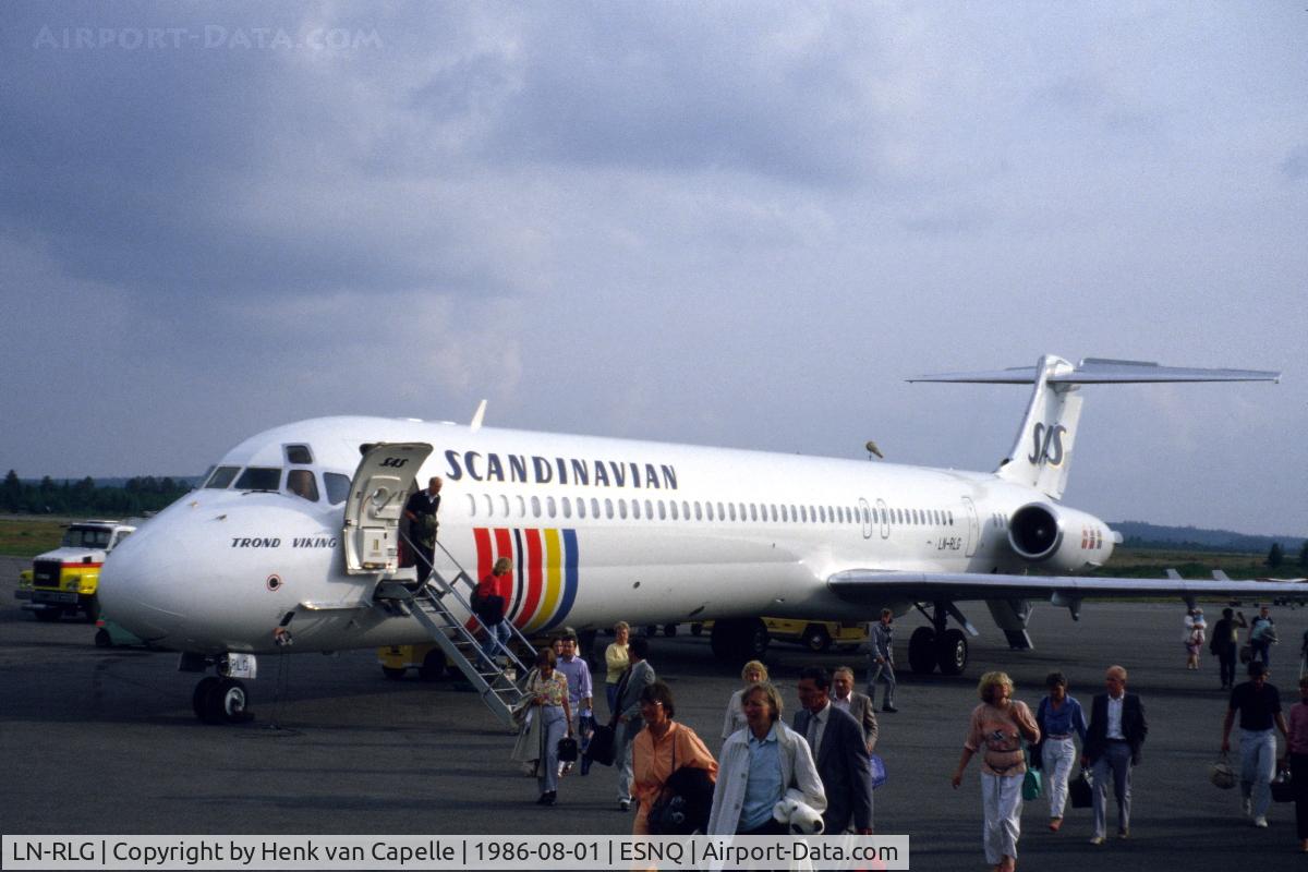 LN-RLG, 1986 McDonnell Douglas MD-82 (DC-9-82) C/N 49423, Passenger disembarking a SAS MD-82 at Kiruna airport in northern Sweden.