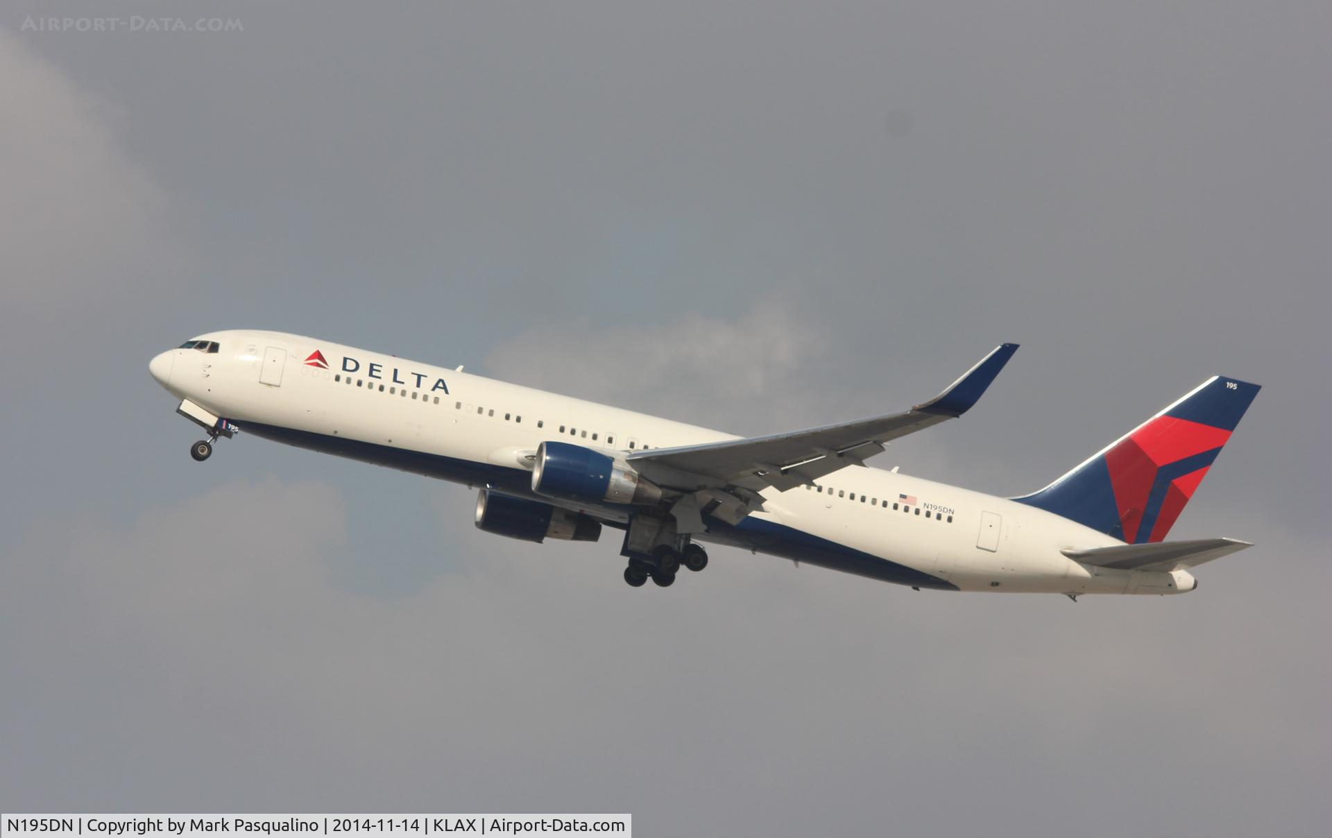 N195DN, 1997 Boeing 767-332 C/N 28452, Boeing 767-300