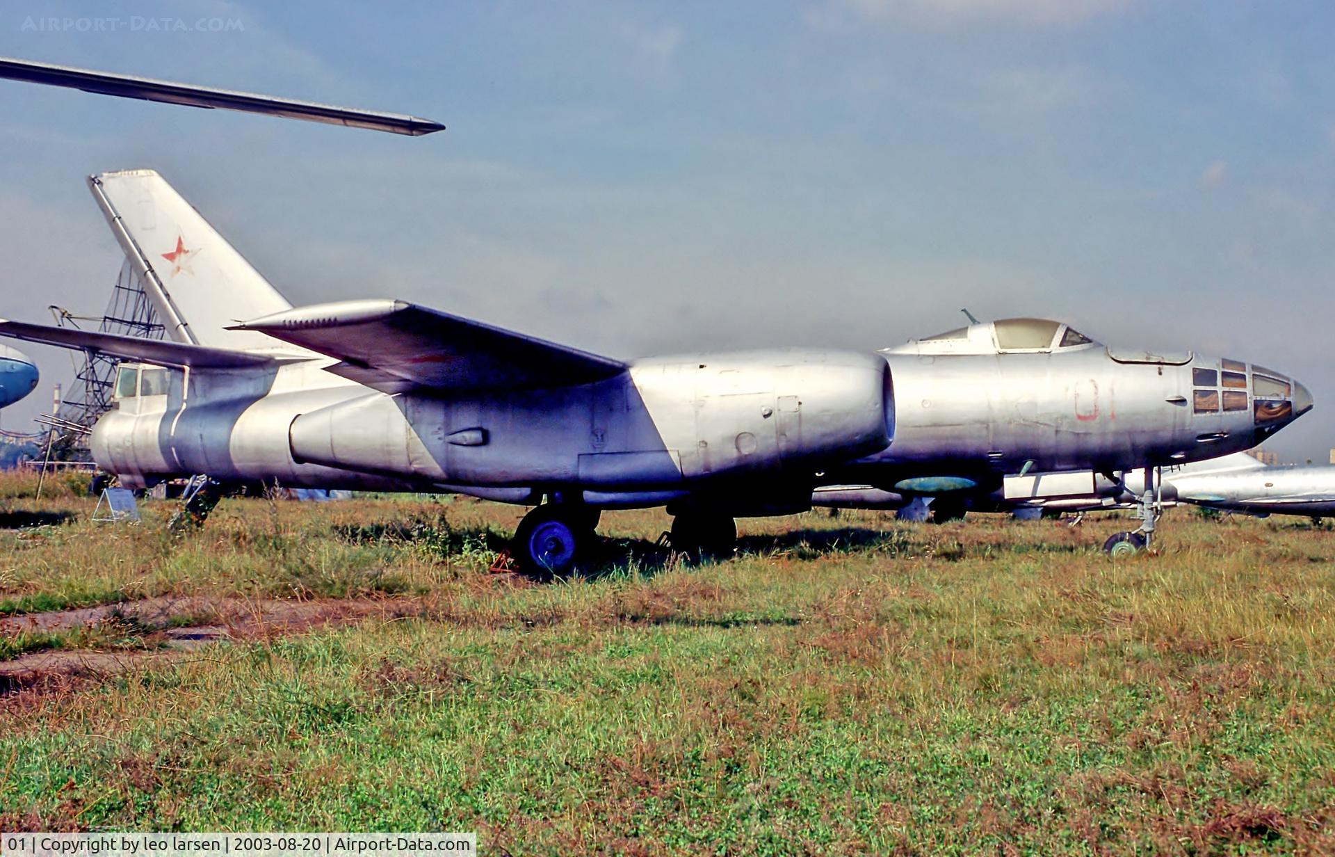 01, Ilyushin Il-28 C/N 36603808, Khodinka Moscow 20.8.03