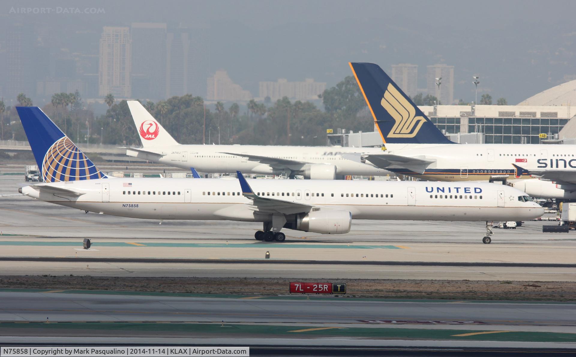 N75858, 2004 Boeing 757-324 C/N 32817, Boeing 757-300