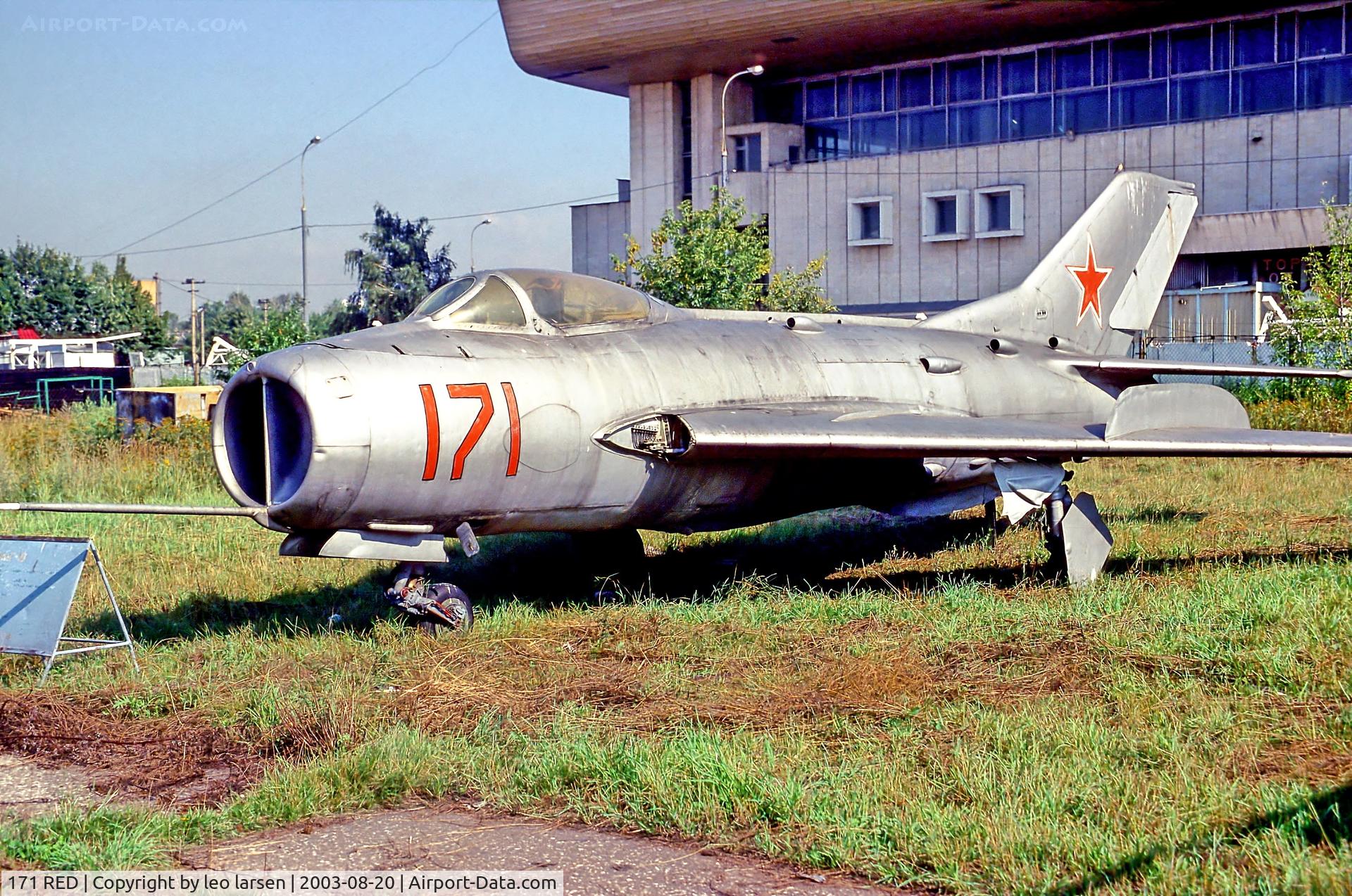 171 RED, Mikoyan-Gurevich MiG-19SV C/N 0615337, Khodinka Moscow 20.8.03