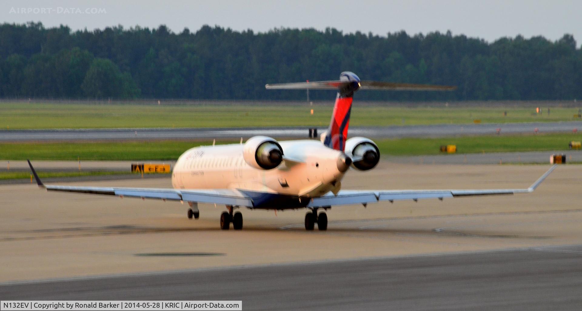 N132EV, 2008 Bombardier CRJ-900ER (CL-600-2D24) C/N 15219, Taxi for takeoff Richmond