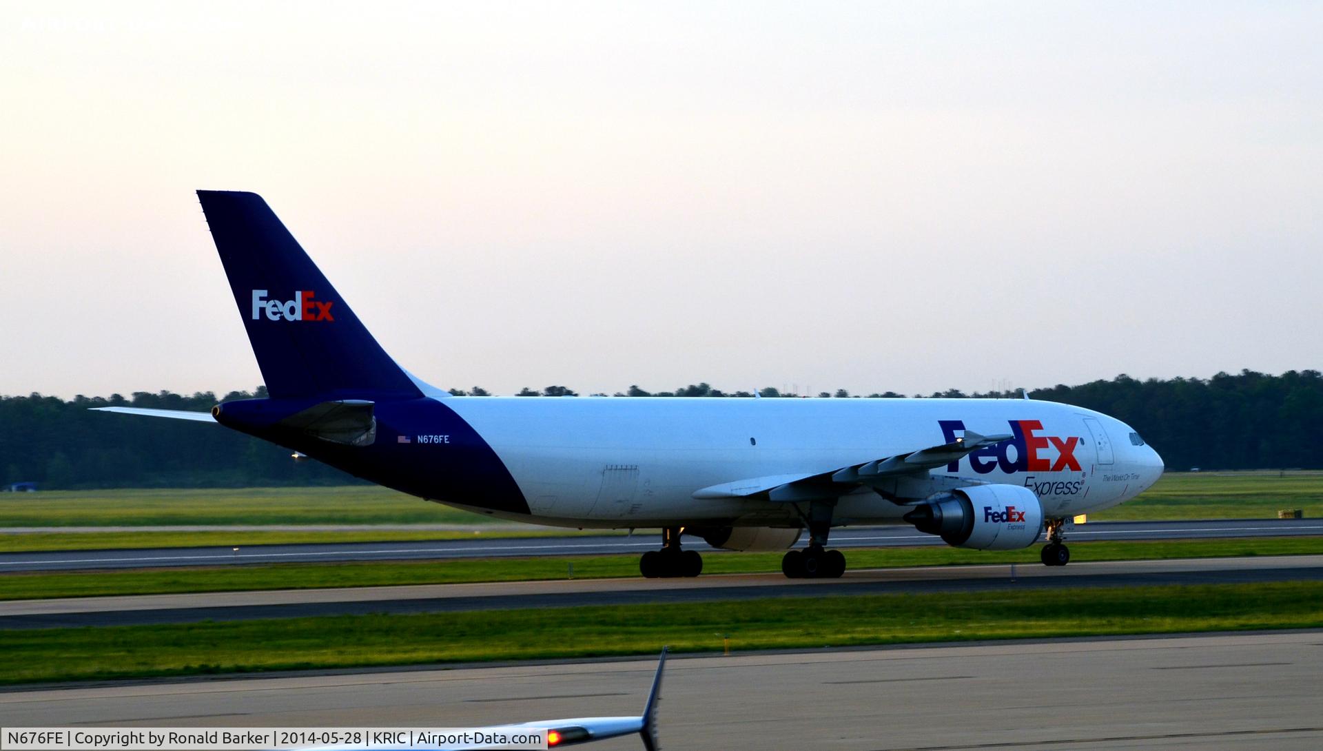 N676FE, 1998 Airbus A300F4-605R C/N 790, Taxi to park Richmond