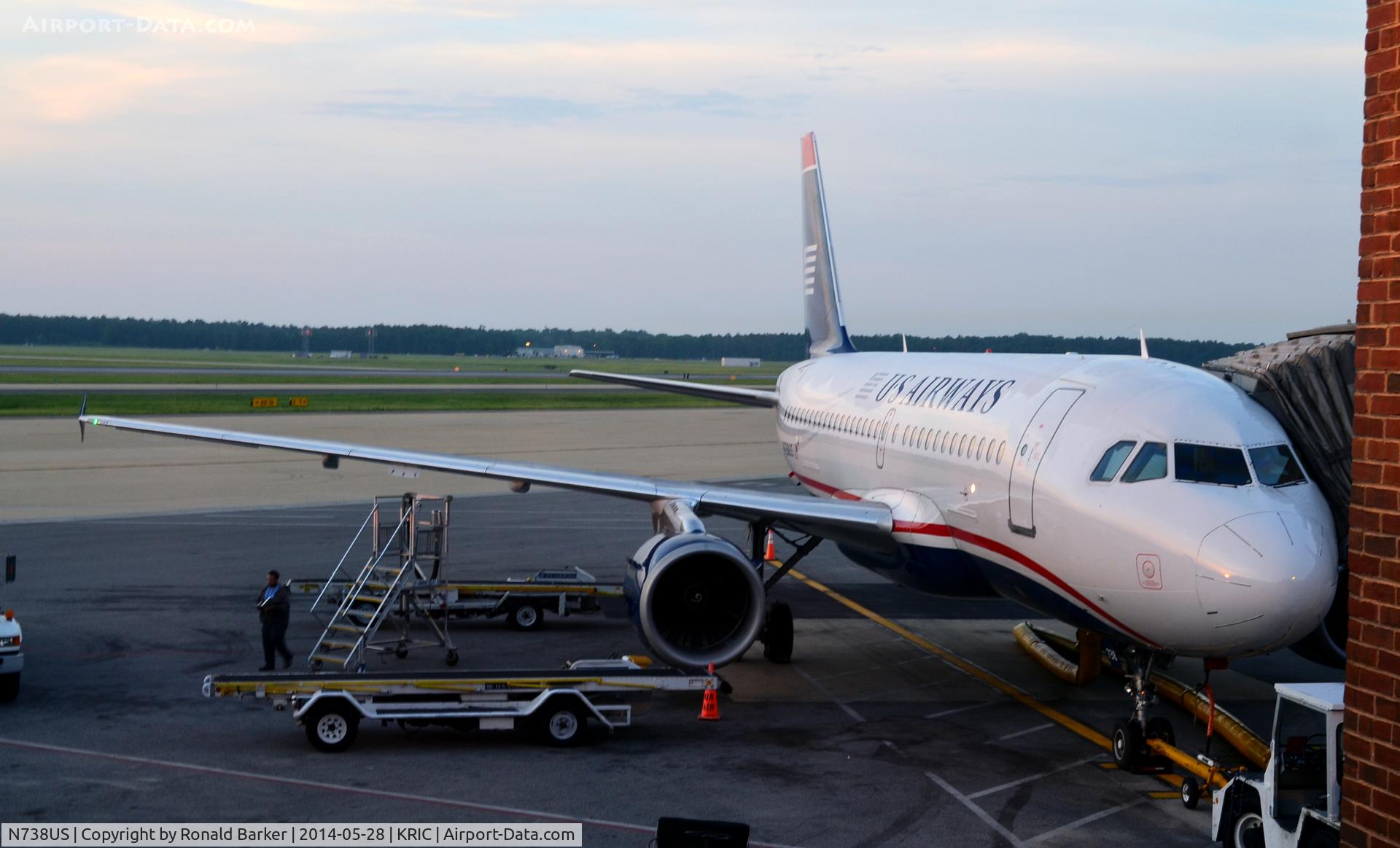 N738US, 2000 Airbus A319-112 C/N 1254, At the gate Richmond