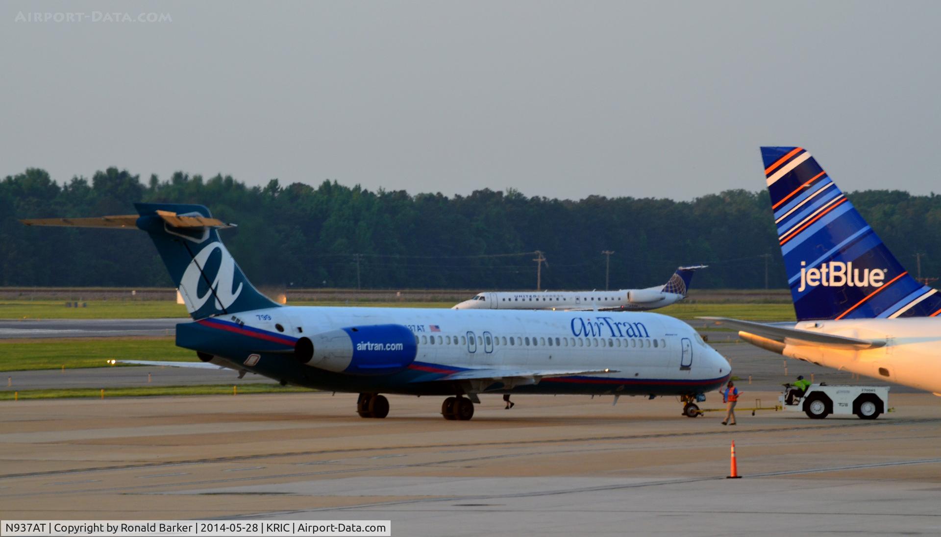 N937AT, 2001 Boeing 717-200 C/N 55091, Taxi Richmond